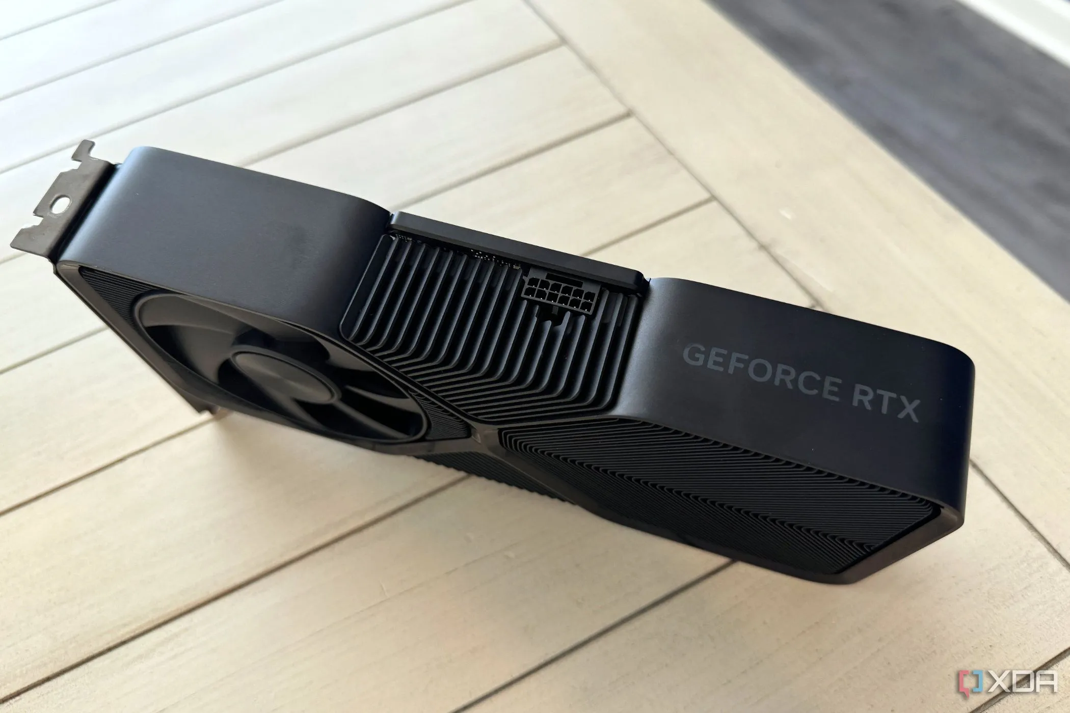 Card đồ họa Nvidia GeForce RTX 4070 Super Founders Edition trên bàn, minh họa cho việc người dùng vẫn chọn Nvidia dù giá cao.