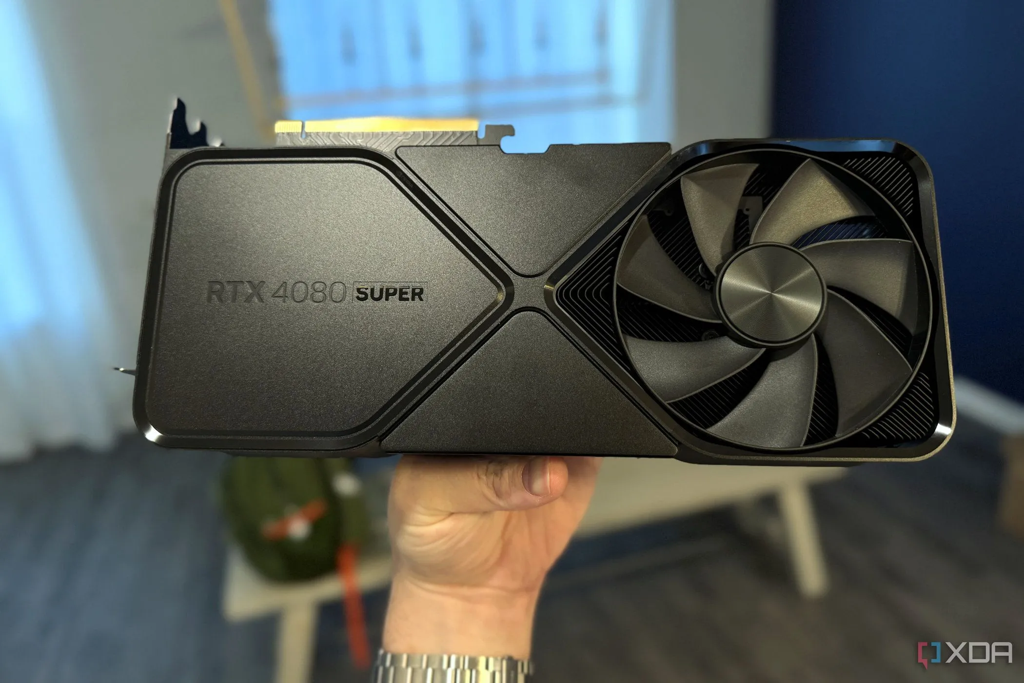 Card đồ họa Nvidia GeForce RTX 4080 Super FE cầm trên tay