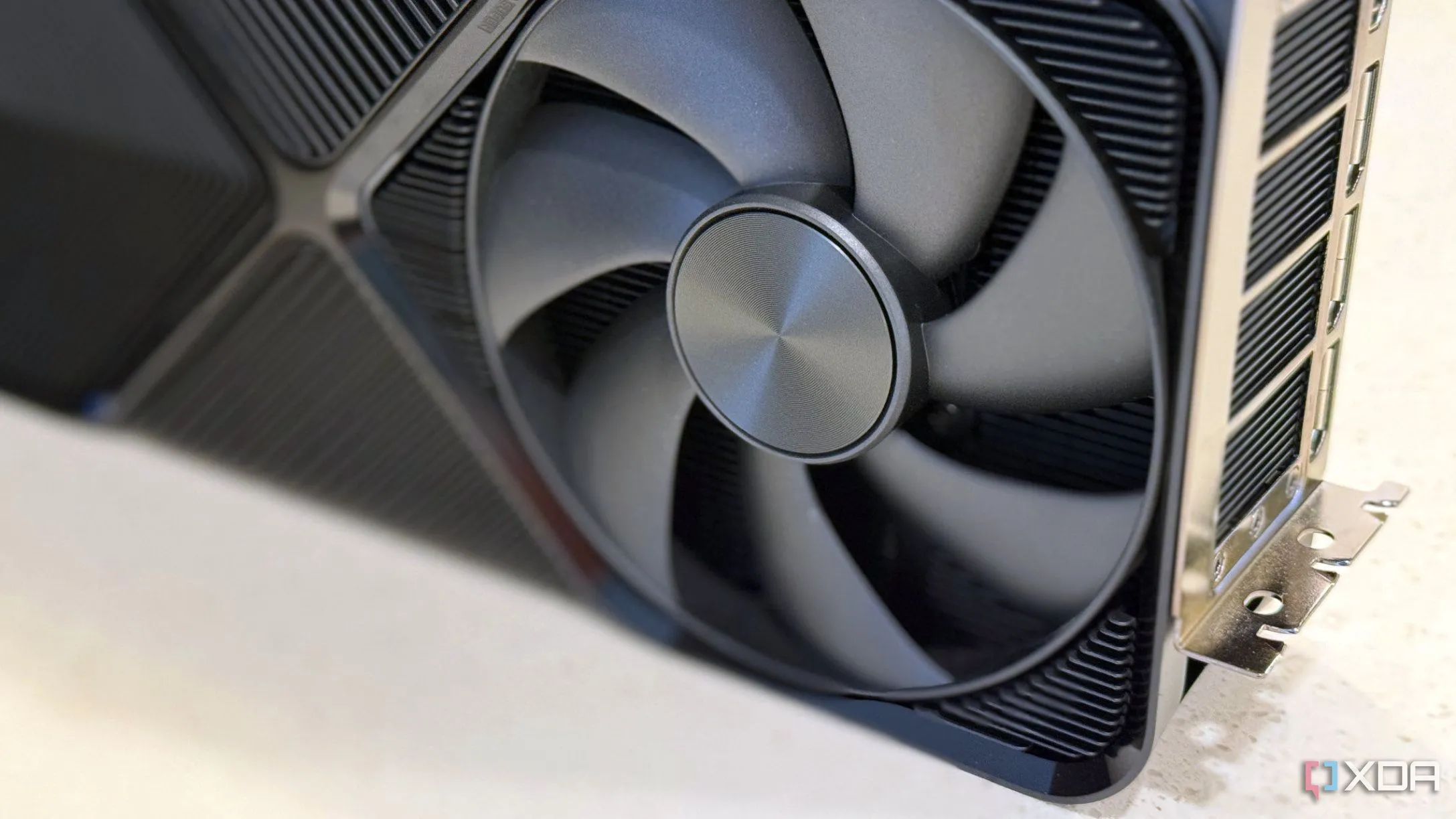 Card đồ họa Nvidia GeForce RTX 4080 SUPER FE cận cảnh quạt tản nhiệt