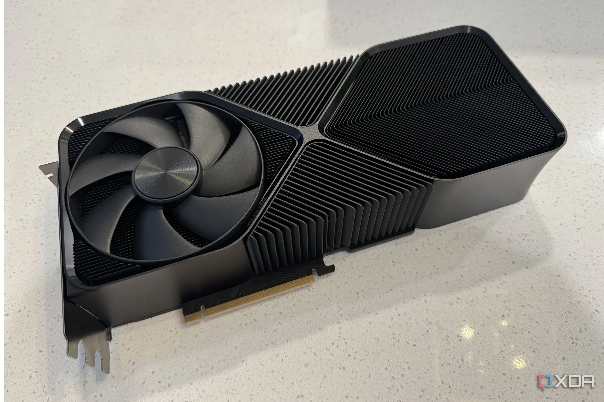 Card đồ họa NVIDIA GeForce RTX 4080 Super FE nhìn từ cạnh dưới