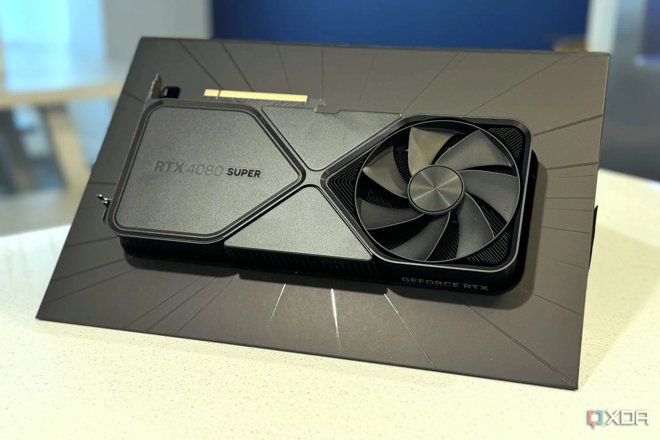 Card đồ họa Nvidia GeForce RTX 4080 Super FE trong hộp, minh họa cho chi phí cao của linh kiện PC gaming cao cấp.