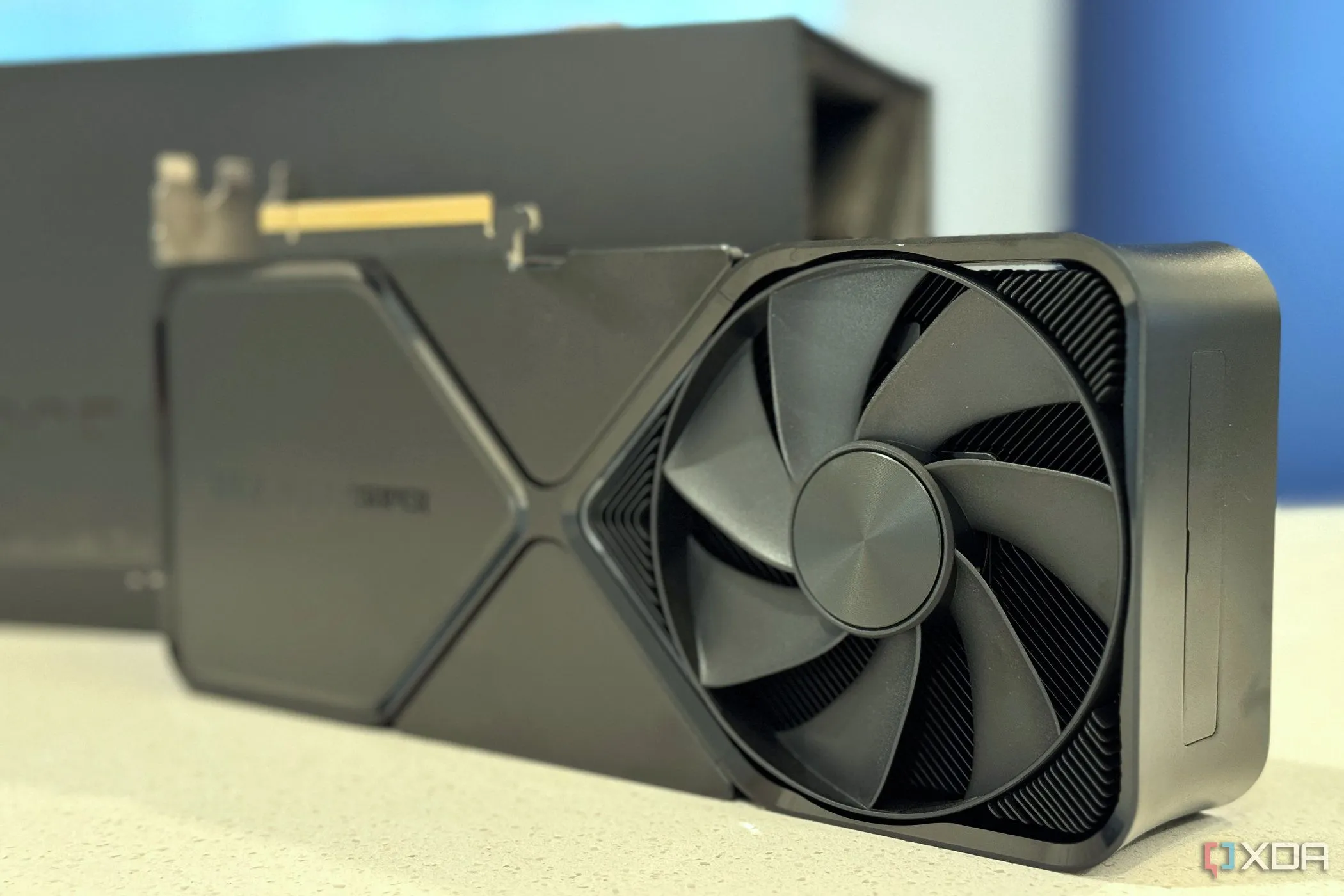 Card đồ họa Nvidia GeForce RTX 4080 Super FE với thiết kế quạt tản nhiệt, minh họa cho việc chi tiêu quá mức vào linh kiện cao cấp không mang lại lợi ích tương xứng.