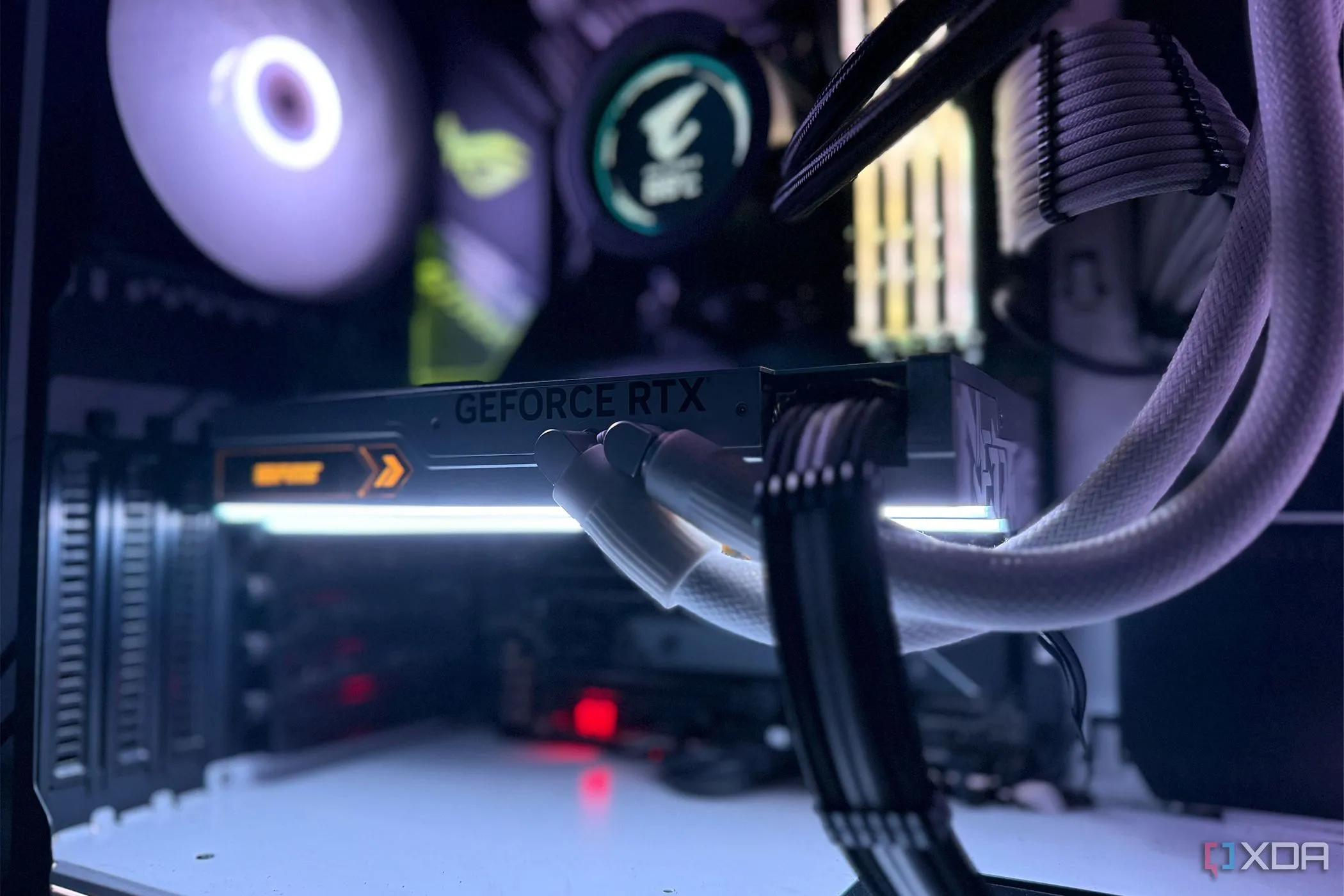Card đồ họa NVIDIA GeForce RTX 4090 trắng bên trong vỏ máy tính chơi game, thể hiện hiệu năng và tản nhiệt tối ưu.