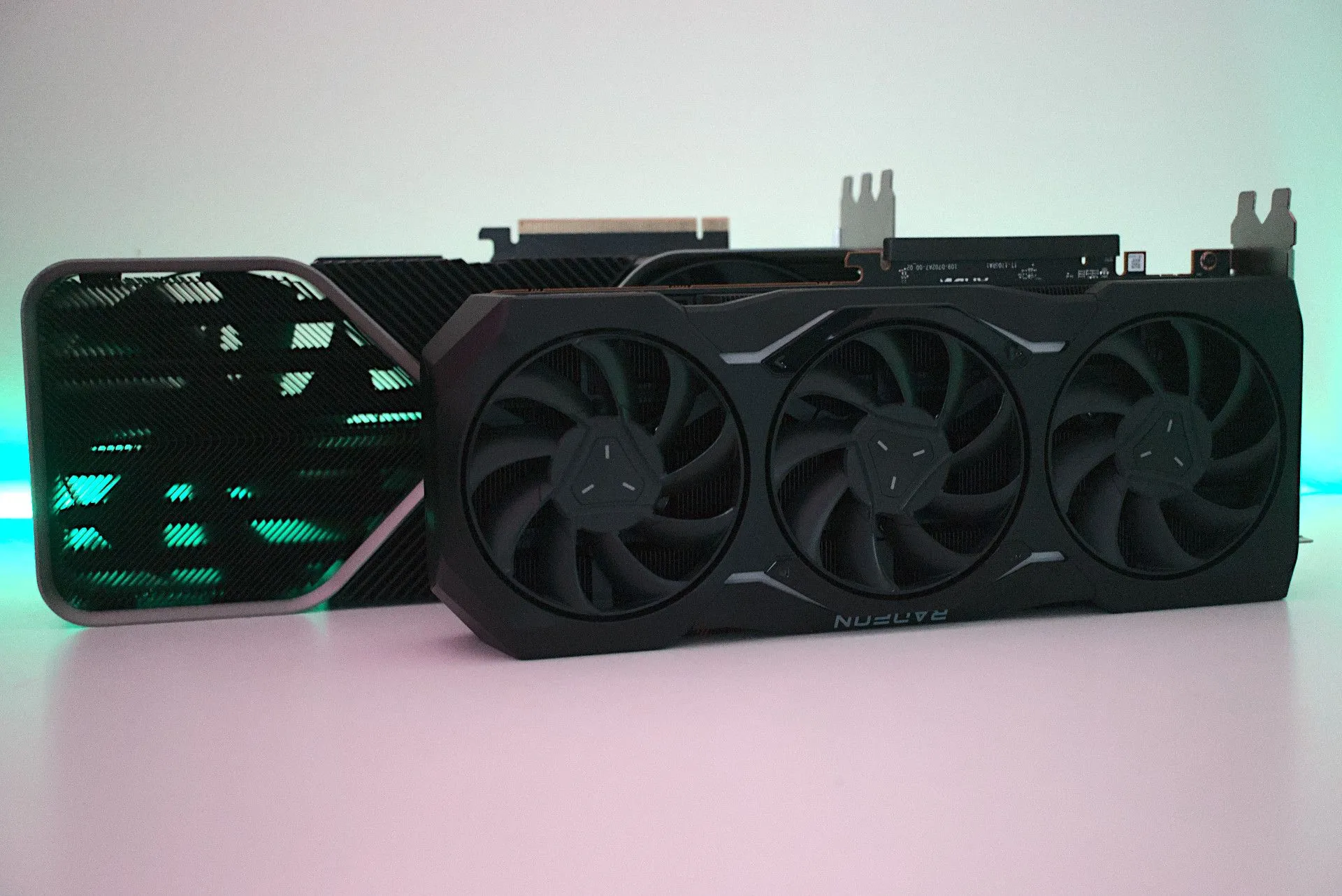 Card đồ họa Nvidia GeForce RTX 4090 và AMD Radeon RX 7900 XTX cạnh nhau