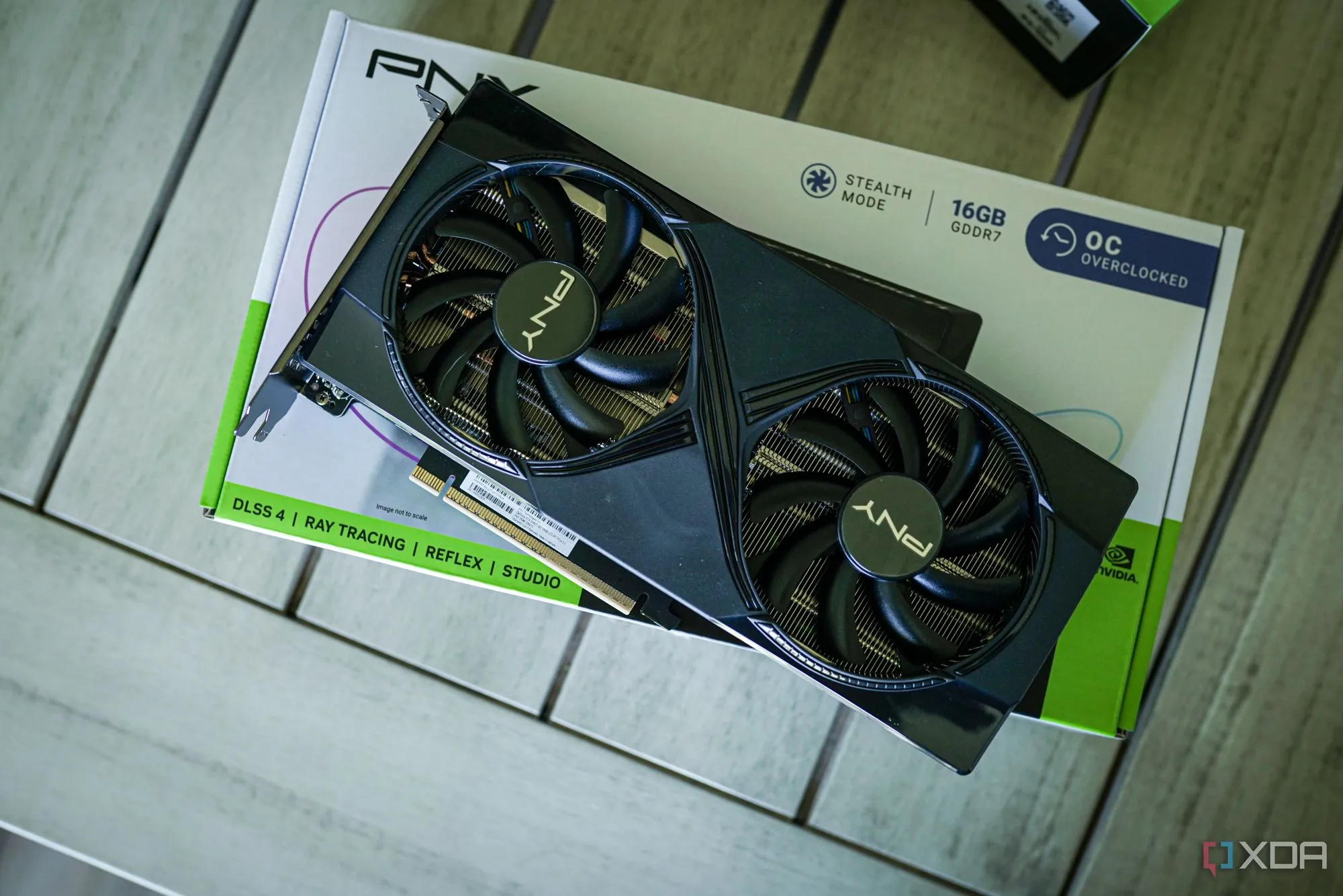 Card đồ họa Nvidia GeForce RTX 5060 đang hoạt động, biểu tượng của sự cố màn hình đen đã được khắc phục sau cập nhật firmware