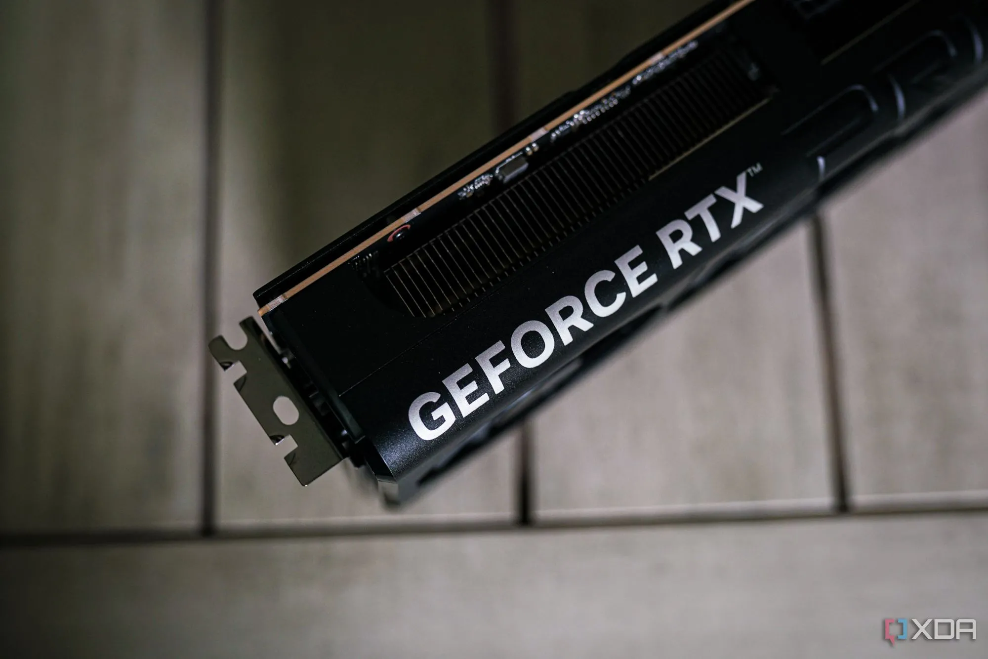 Card đồ họa NVIDIA GeForce RTX 5060, một phần cứng gaming mạnh mẽ cần thiết để tận dụng công nghệ VRR