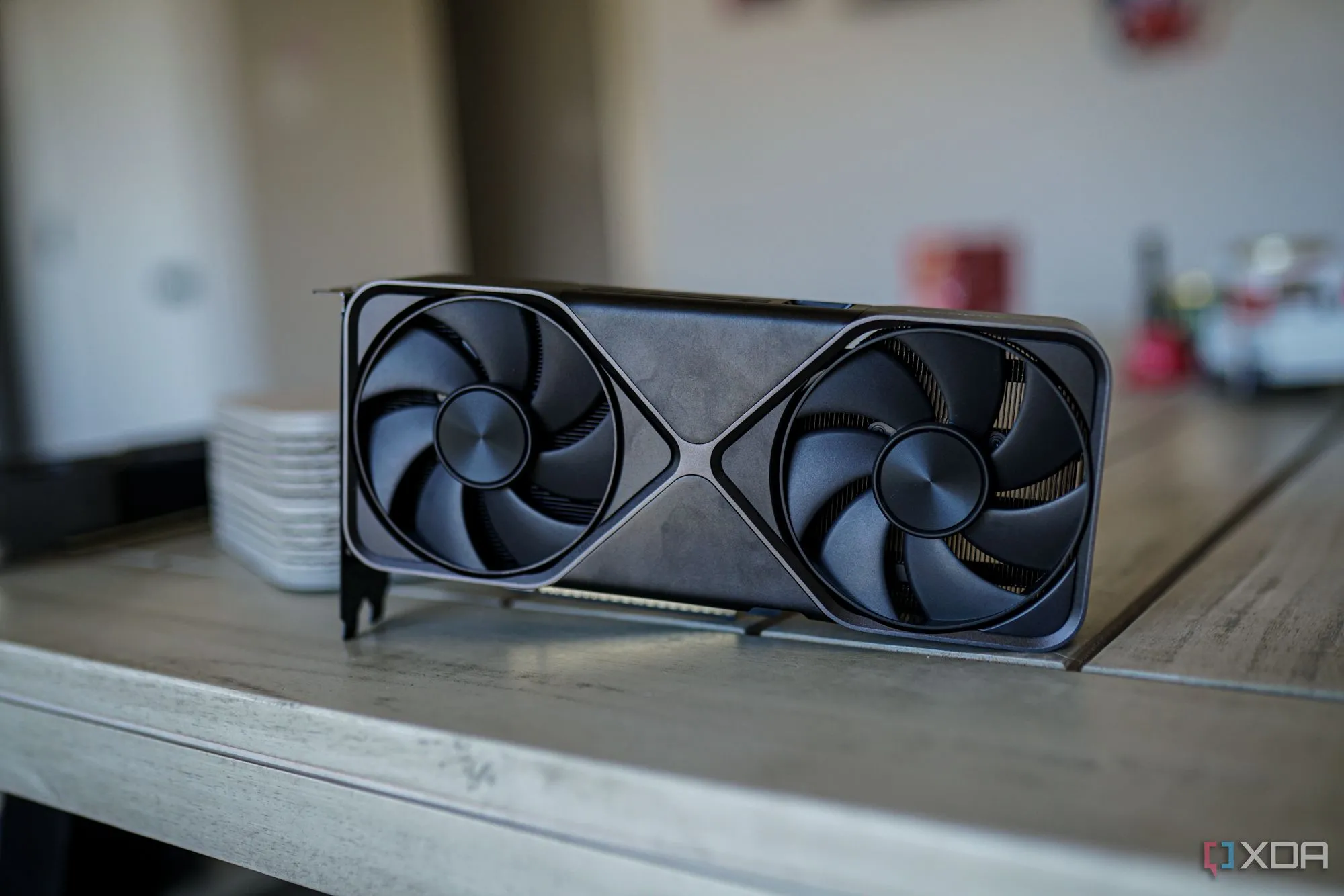 Card đồ họa Nvidia GeForce RTX với quạt tản nhiệt, minh họa cho yêu cầu phần cứng của G-Assist