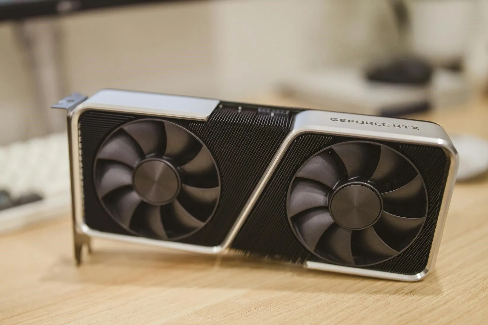 Card đồ họa Nvidia RTX 3060 Ti Founders Edition trên bàn làm việc, đại diện cho hiệu năng tầm trung mạnh mẽ của thế hệ trước
