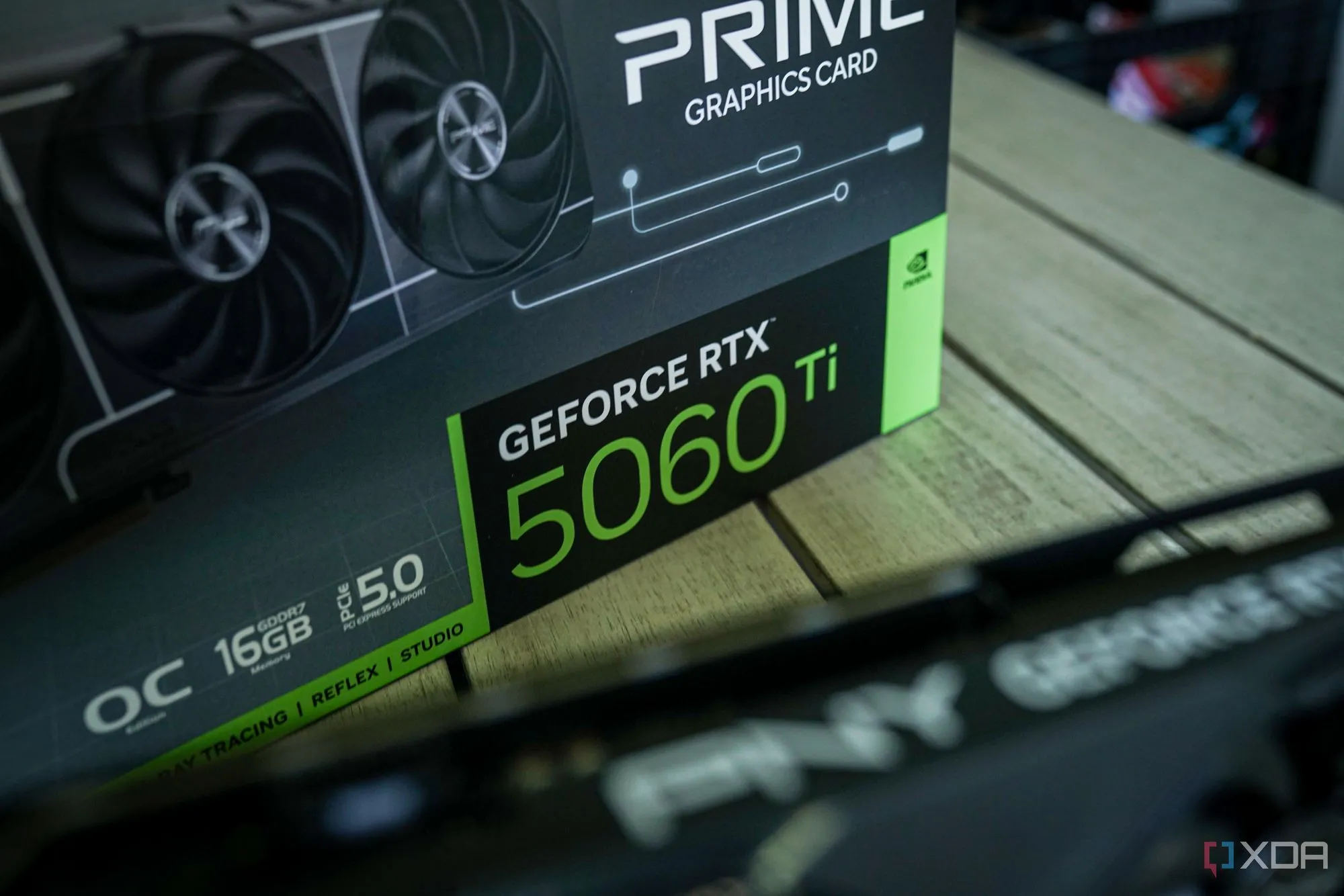 Card đồ họa Nvidia RTX 5060 Ti 8GB VRAM với hộp sản phẩm, minh họa cho các GPU tầm trung đang bị thiếu bộ nhớ