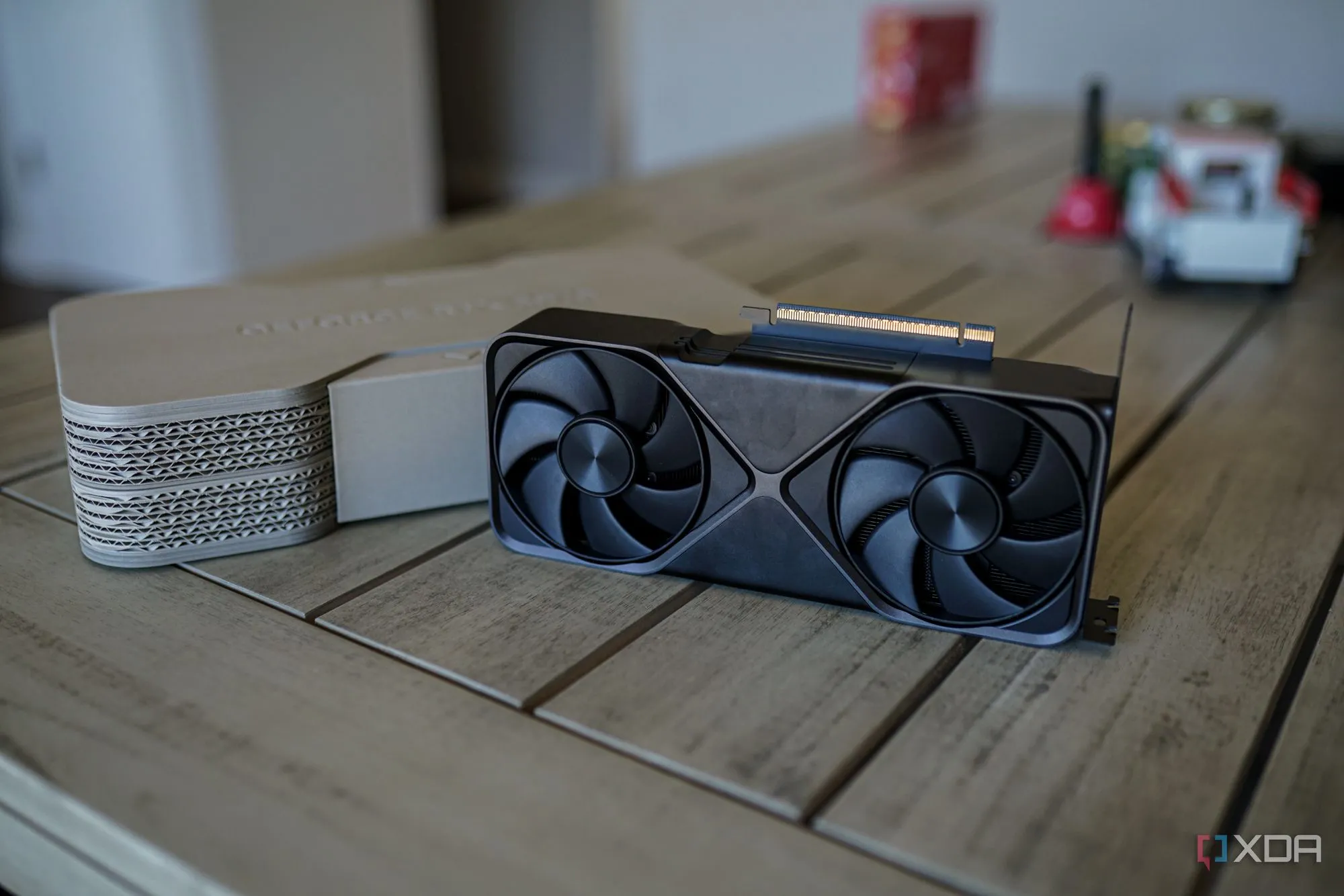 Card đồ họa Nvidia RTX 5070 đặt trên bàn với quạt tản nhiệt hướng ra ngoài.