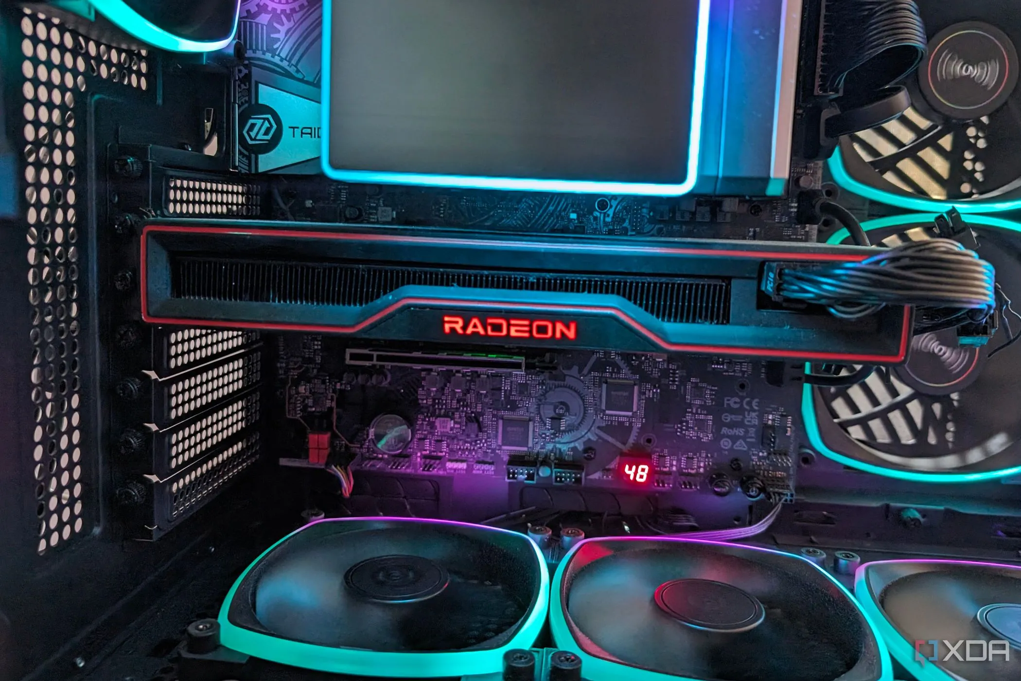 Card đồ họa Radeon RX 6800 được chiếu sáng bởi hệ thống đèn RGB trong thùng máy PC