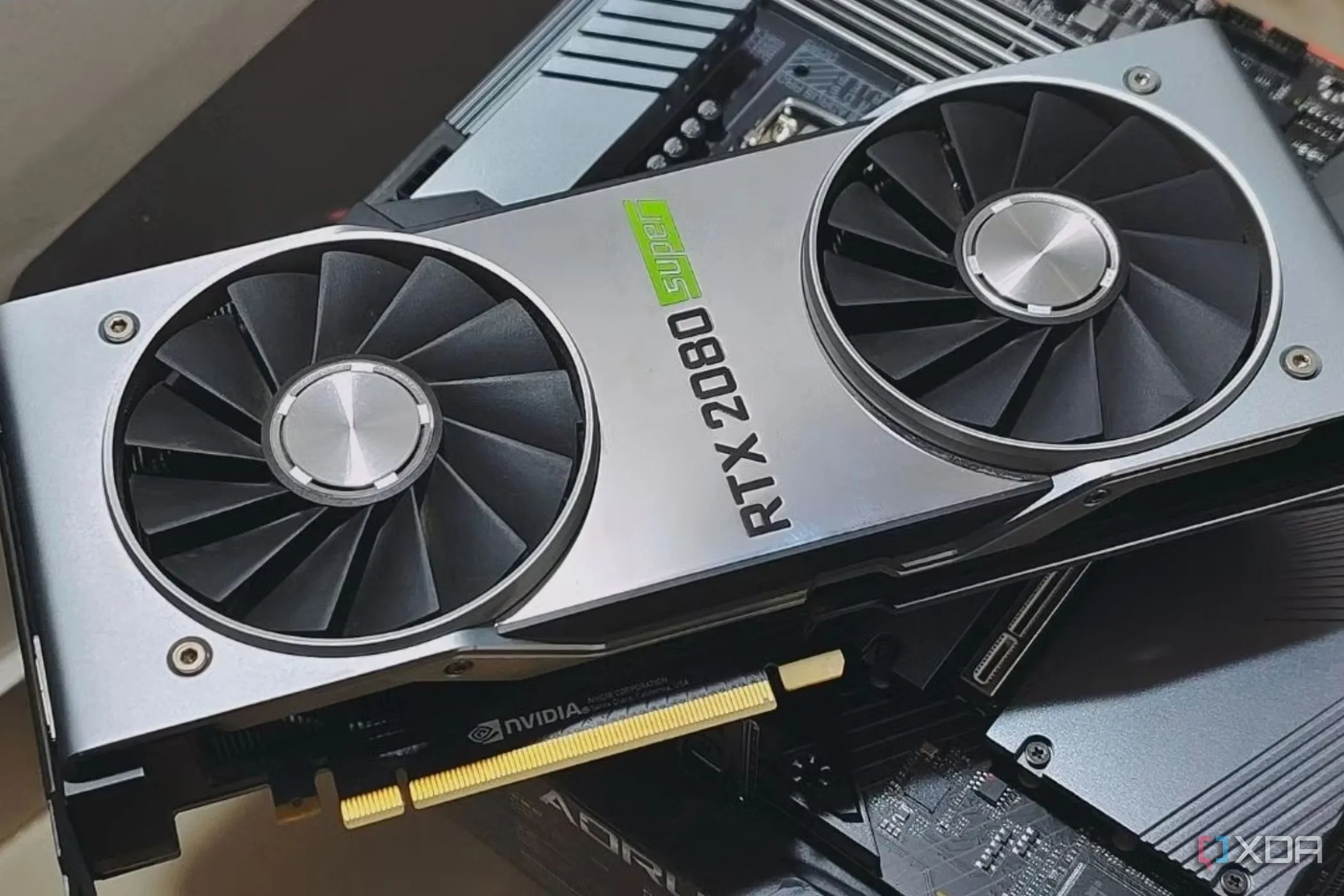 Card đồ họa RTX 2080 Super với 8GB VRAM gắn trên mainboard, nhấn mạnh vấn đề VRAM