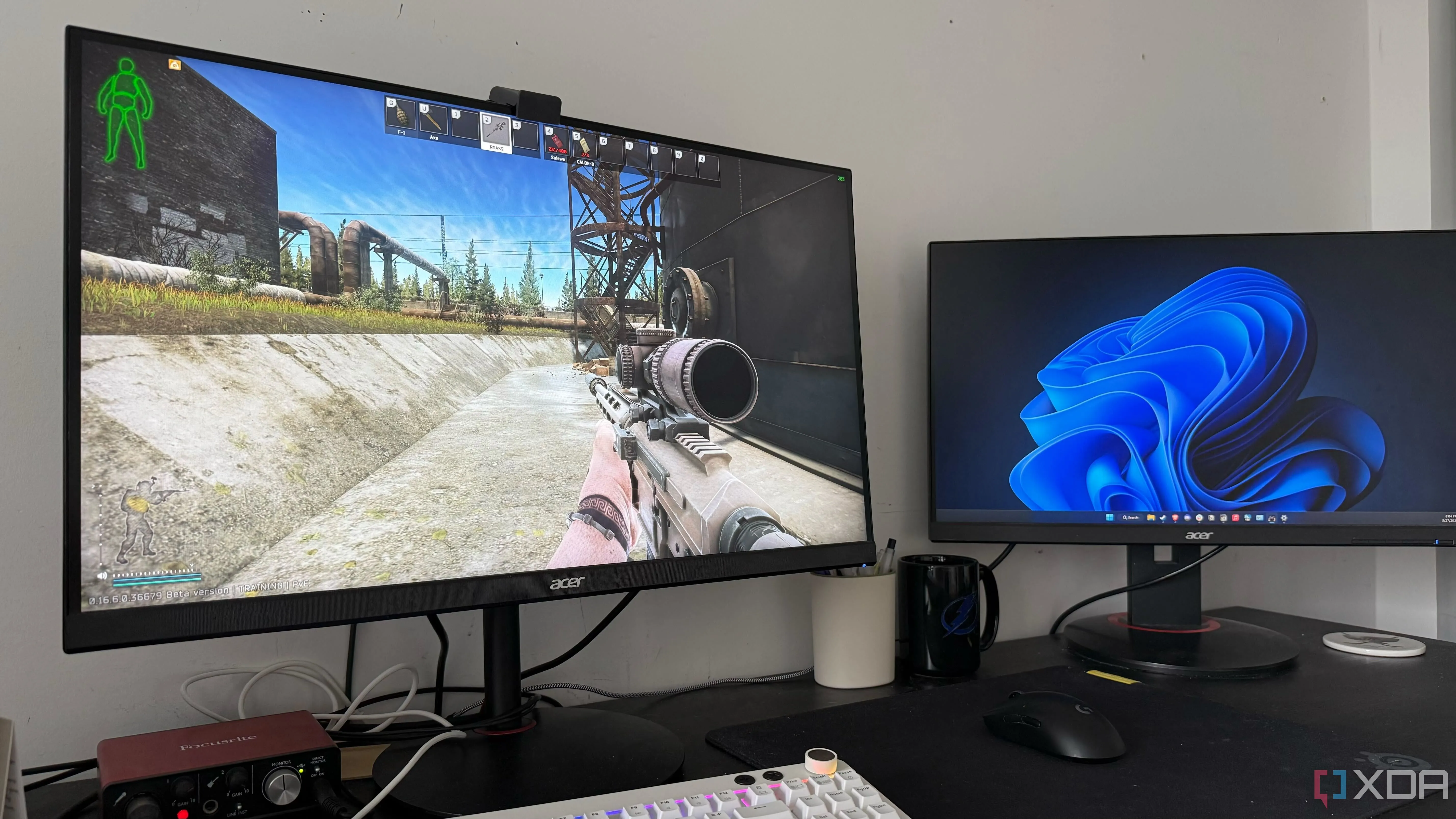 Cấu hình máy tính chơi game với hai màn hình hiển thị game FPS, minh họa lý do cần Windows cho các trò chơi không hỗ trợ Linux