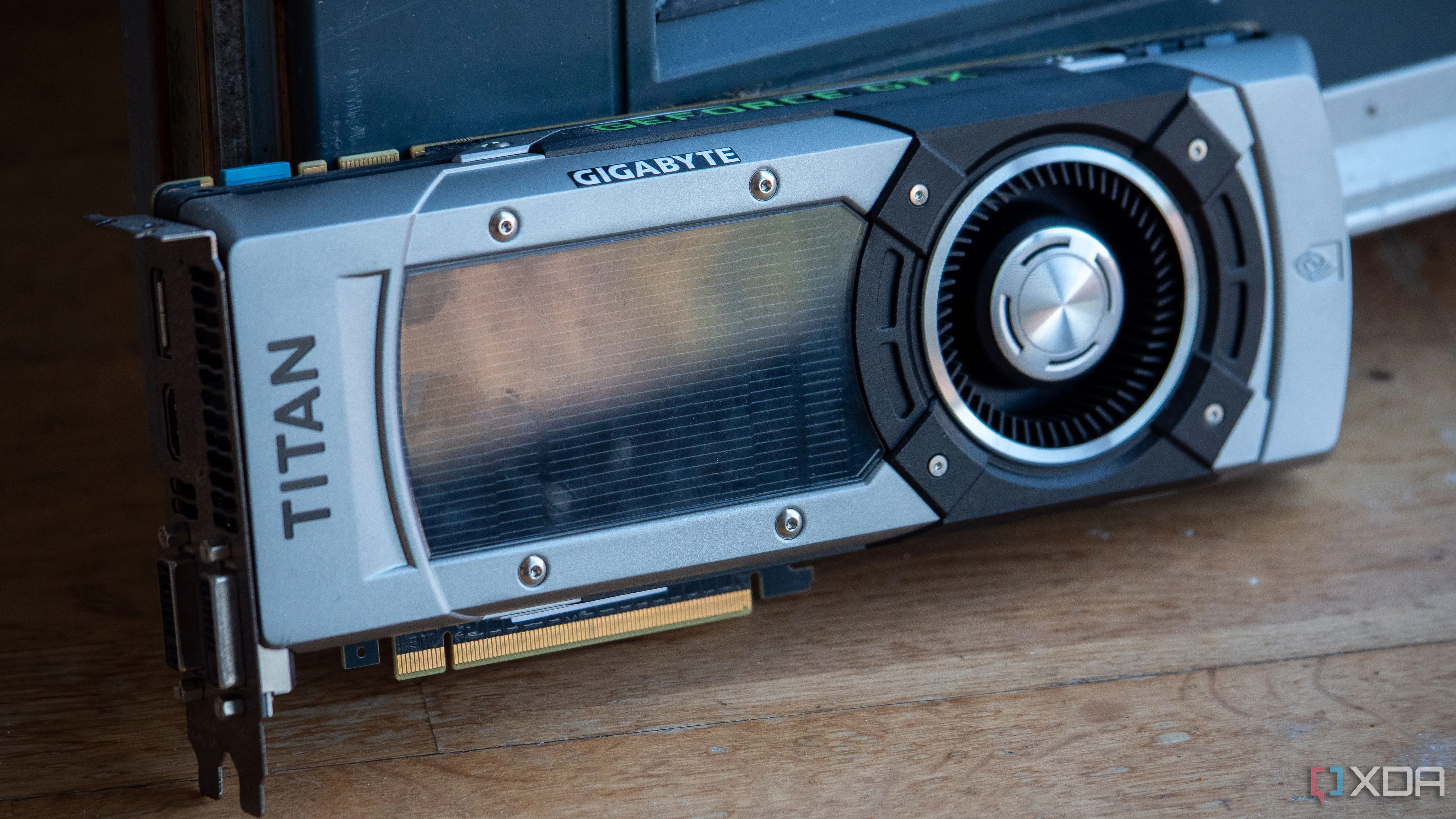 Chiếc GTX Titan nguyên bản từ năm 2013, đặt thẳng đứng