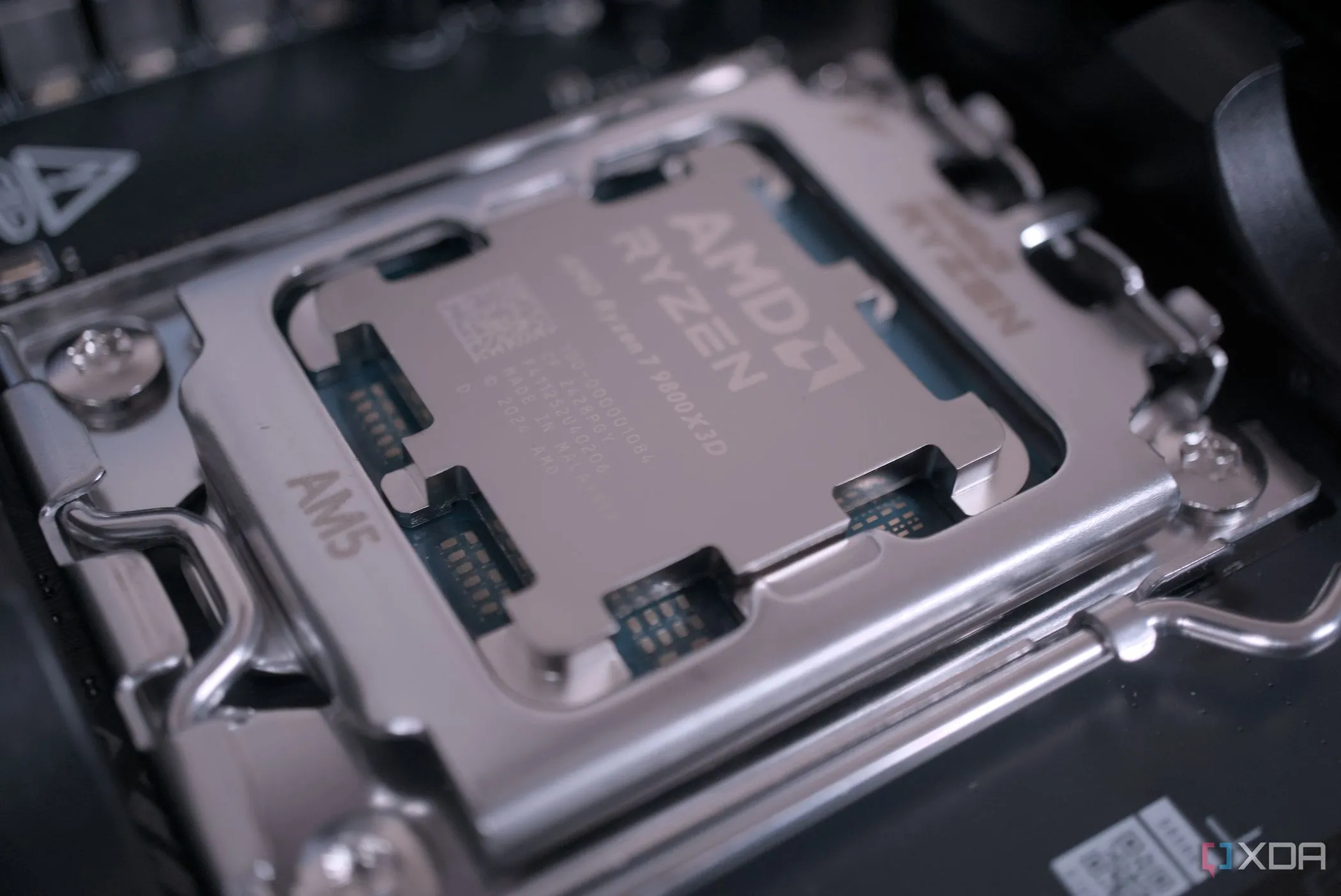 Chip CPU AMD Ryzen 7 9800X3D được lắp đặt trên bo mạch chủ