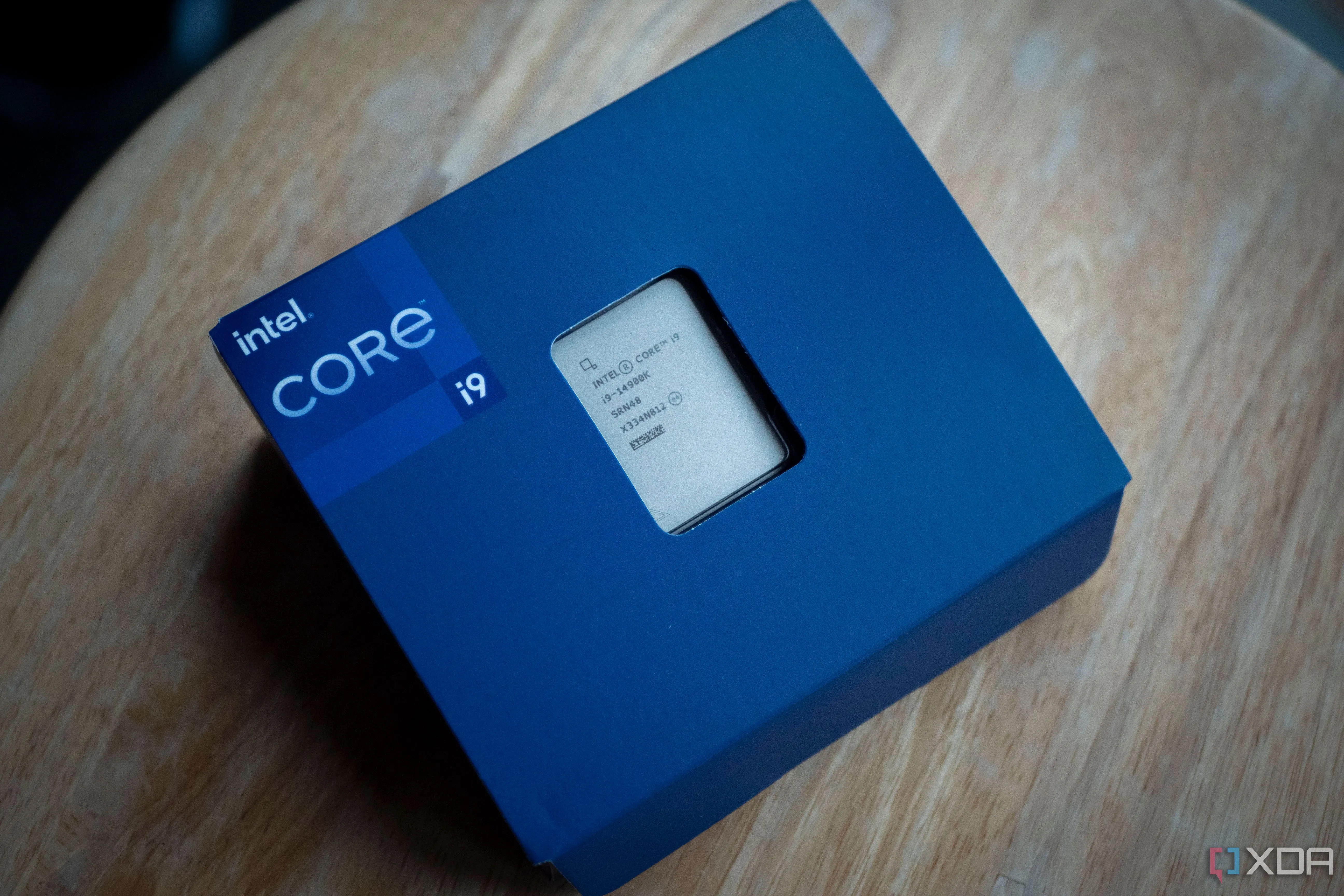 Chip CPU Intel Core i9-14900K với các đường kết nối.