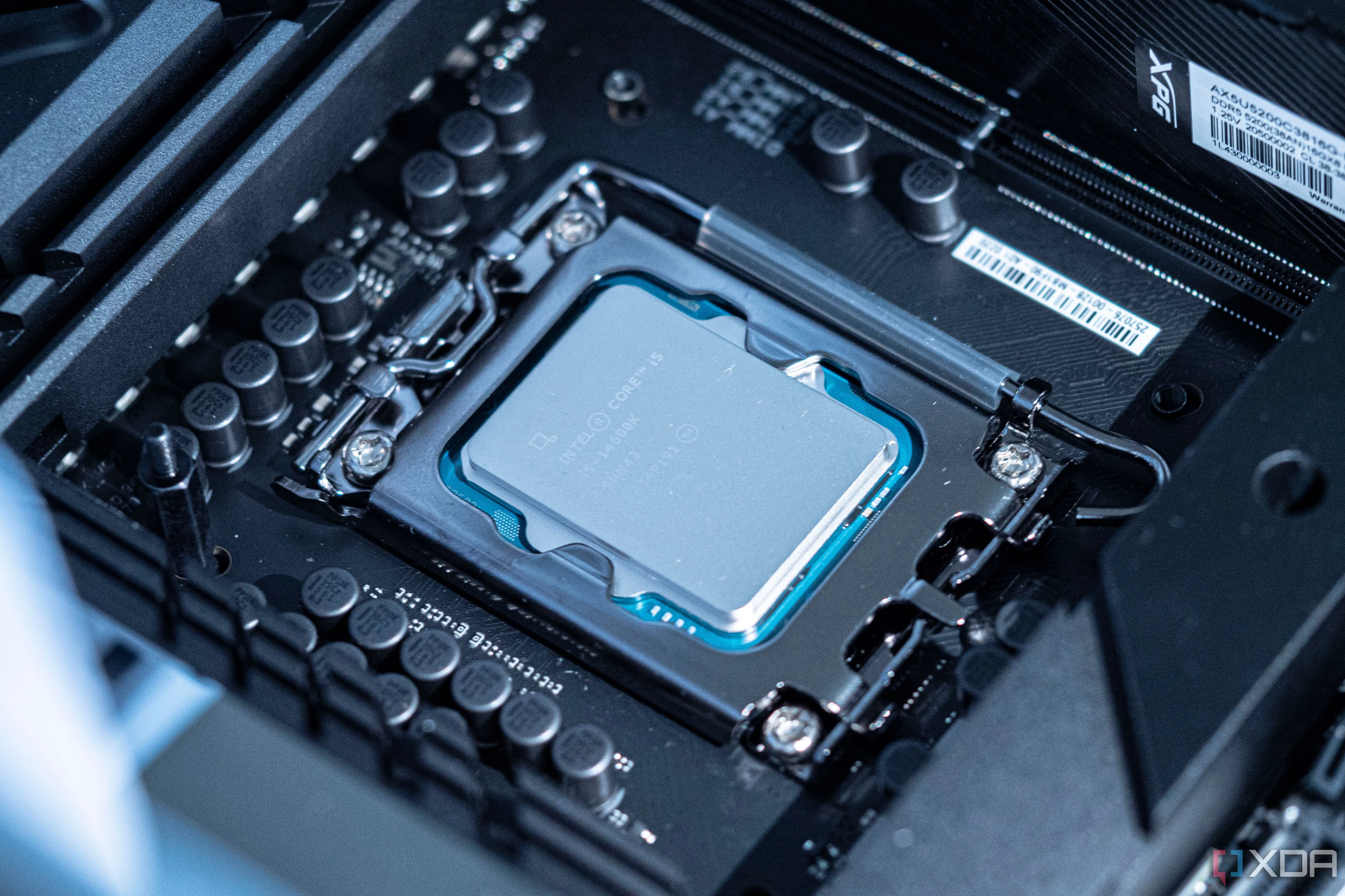 Chip Intel Core i5-14600K gắn trên socket bo mạch chủ