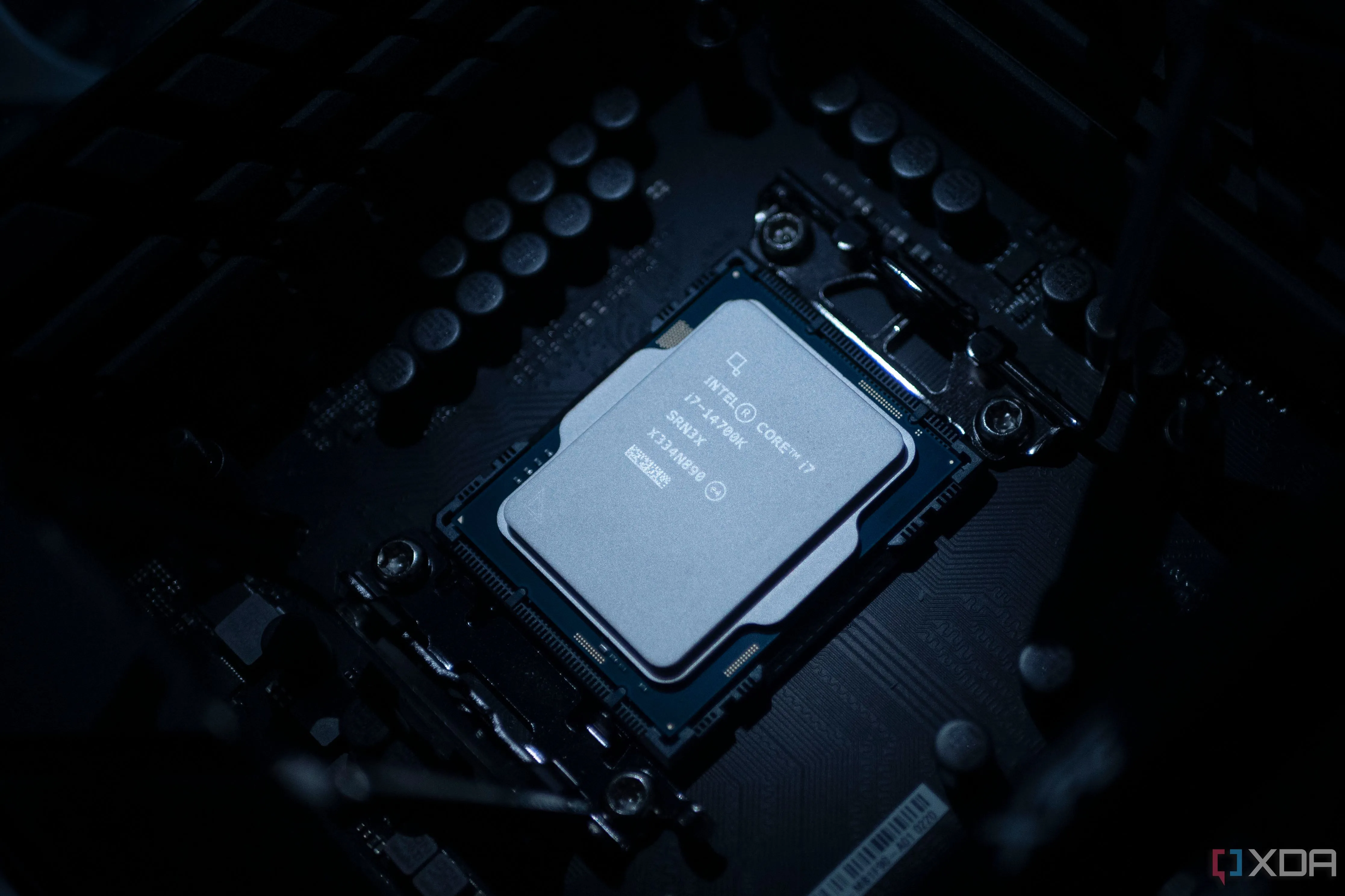 Chip Intel Core i7-14700K gắn trên socket bo mạch chủ
