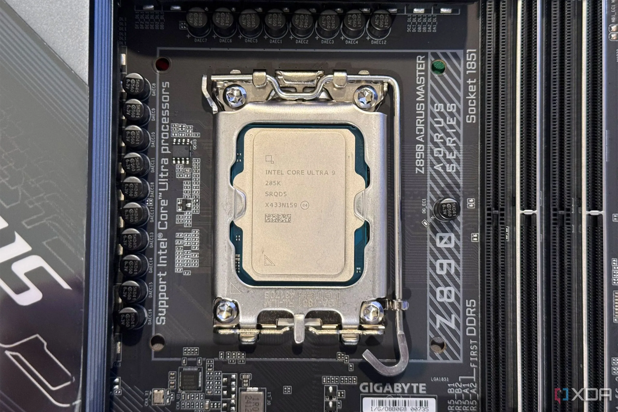 Chip Intel Core Ultra 9 285K lắp trên socket bo mạch chủ