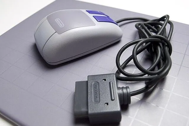 Chuột và bàn di SNES màu xám