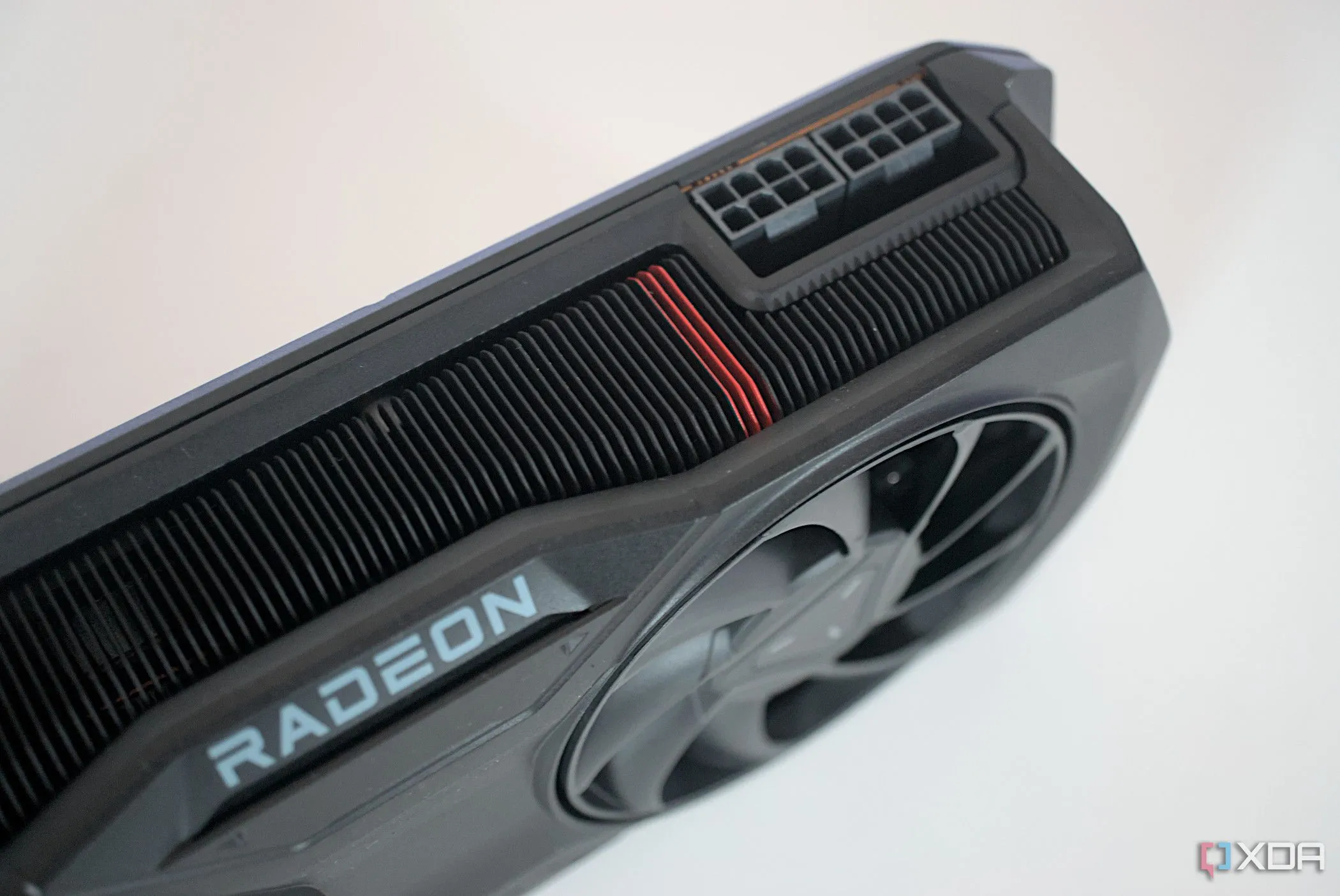 Cổng cấp nguồn của card đồ họa AMD Radeon RX 7800 XT, minh họa các kết nối GPU