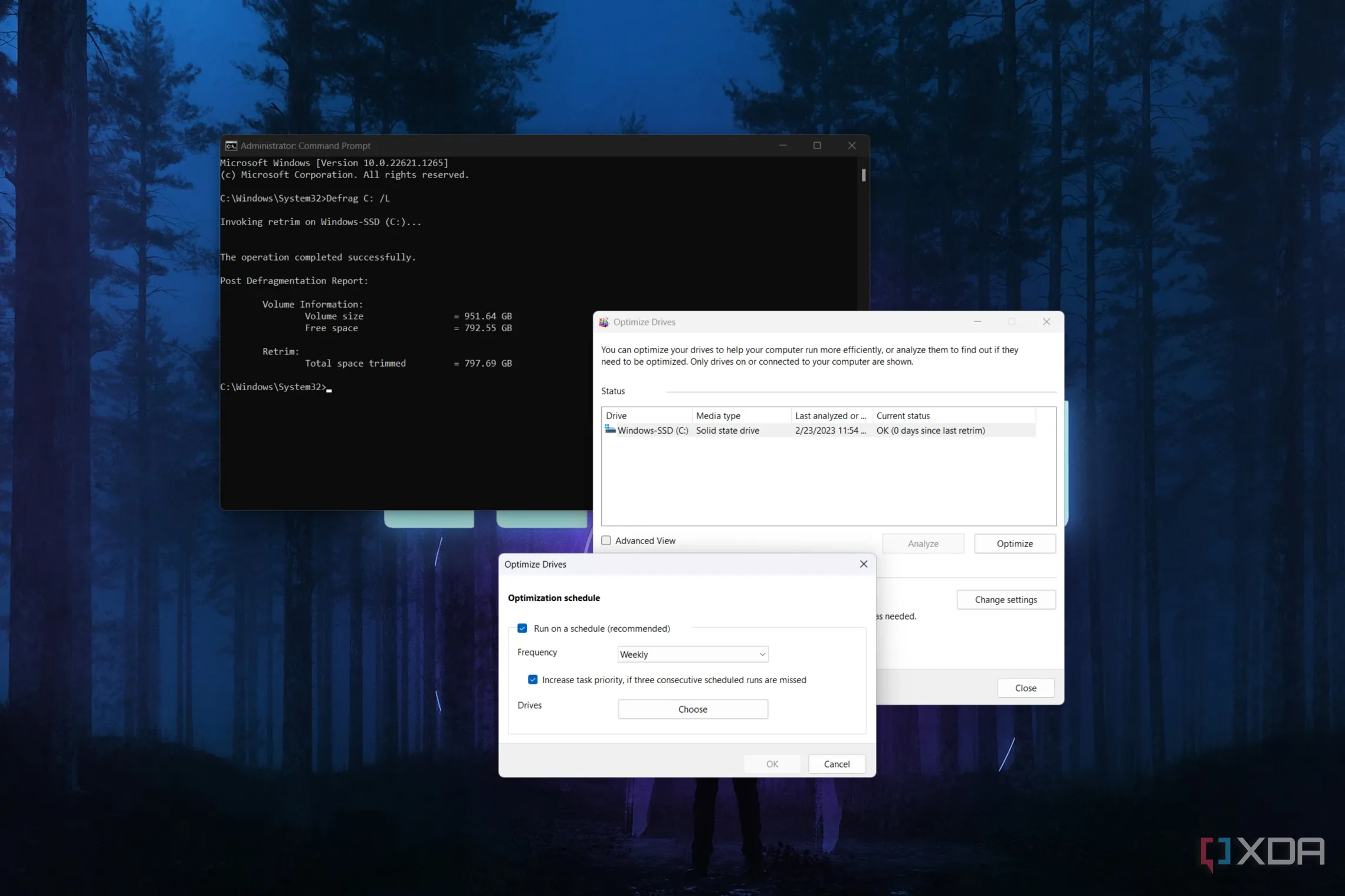 Công cụ Tối ưu ổ đĩa trên Windows 11 hiển thị trạng thái ổ cứng và cửa sổ Command Prompt với lệnh chống phân mảnh