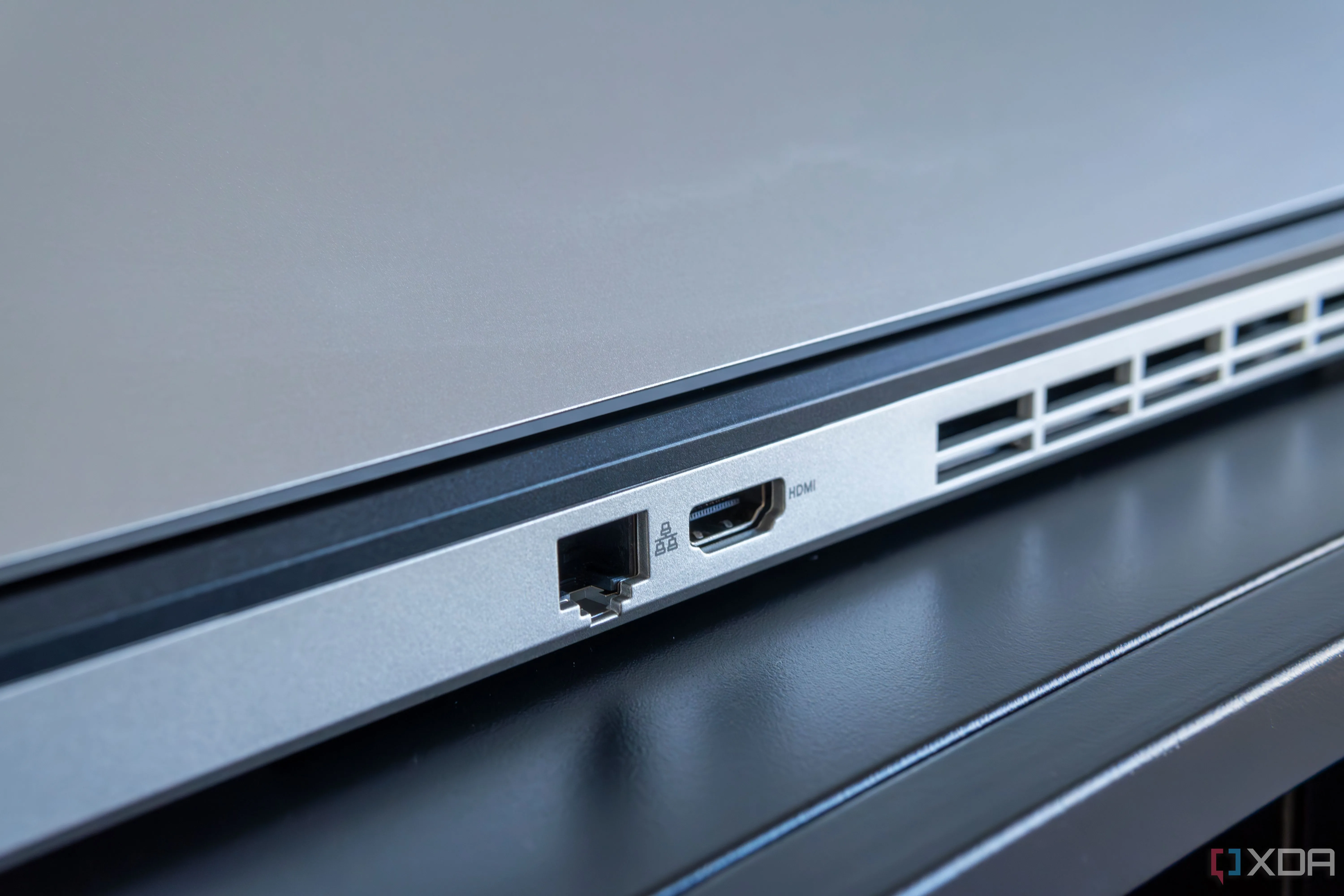 Cổng Ethernet và HDMI ở mặt sau máy tính Maingear ML-16, thể hiện sự ưu tiên cho kết nối mạng có dây ổn định