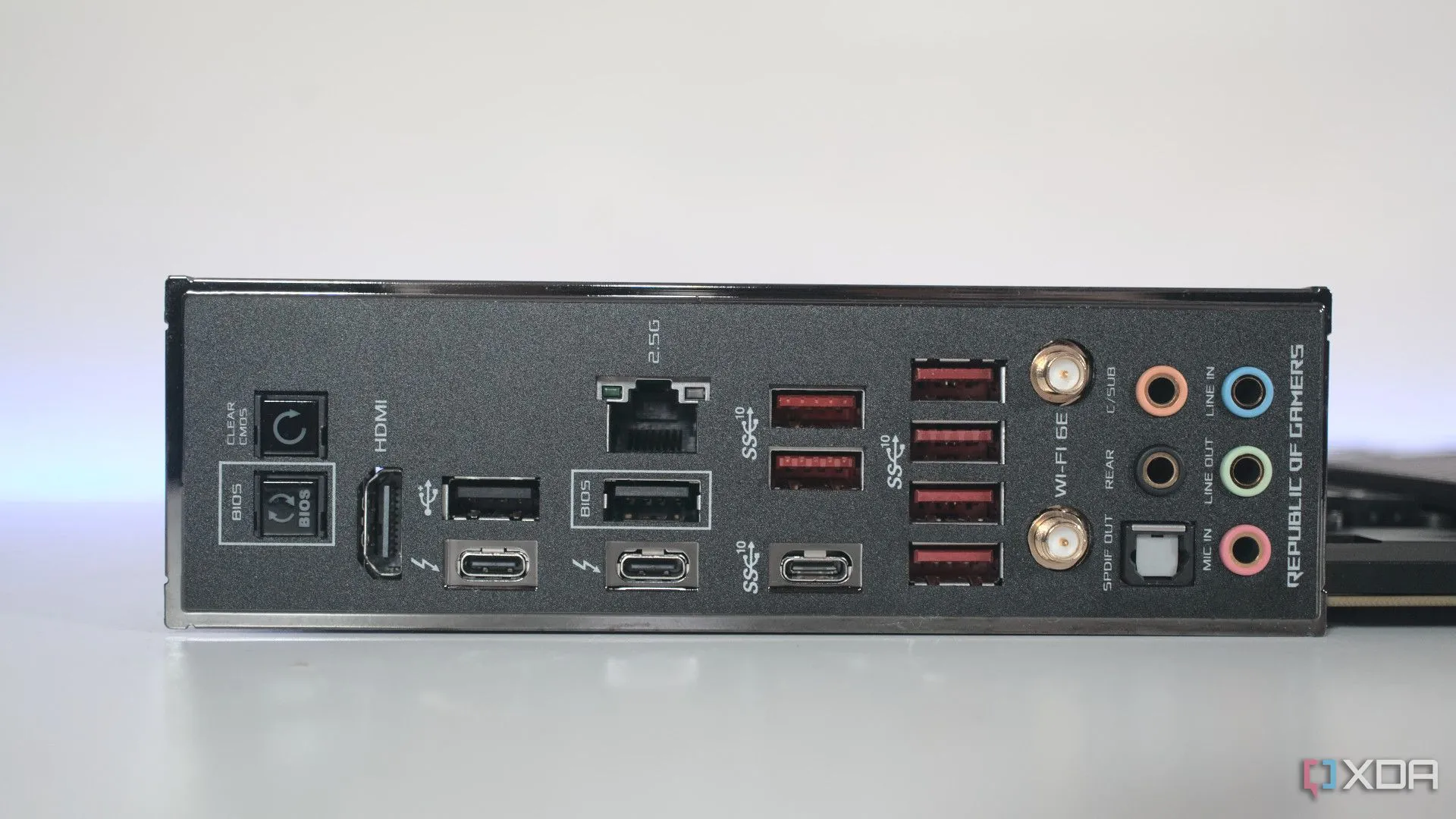 Cổng I/O phía sau của bo mạch chủ ASUS ROG Maximus Z690 Hero, hiển thị các tùy chọn kết nối mạng Wi-Fi và Ethernet