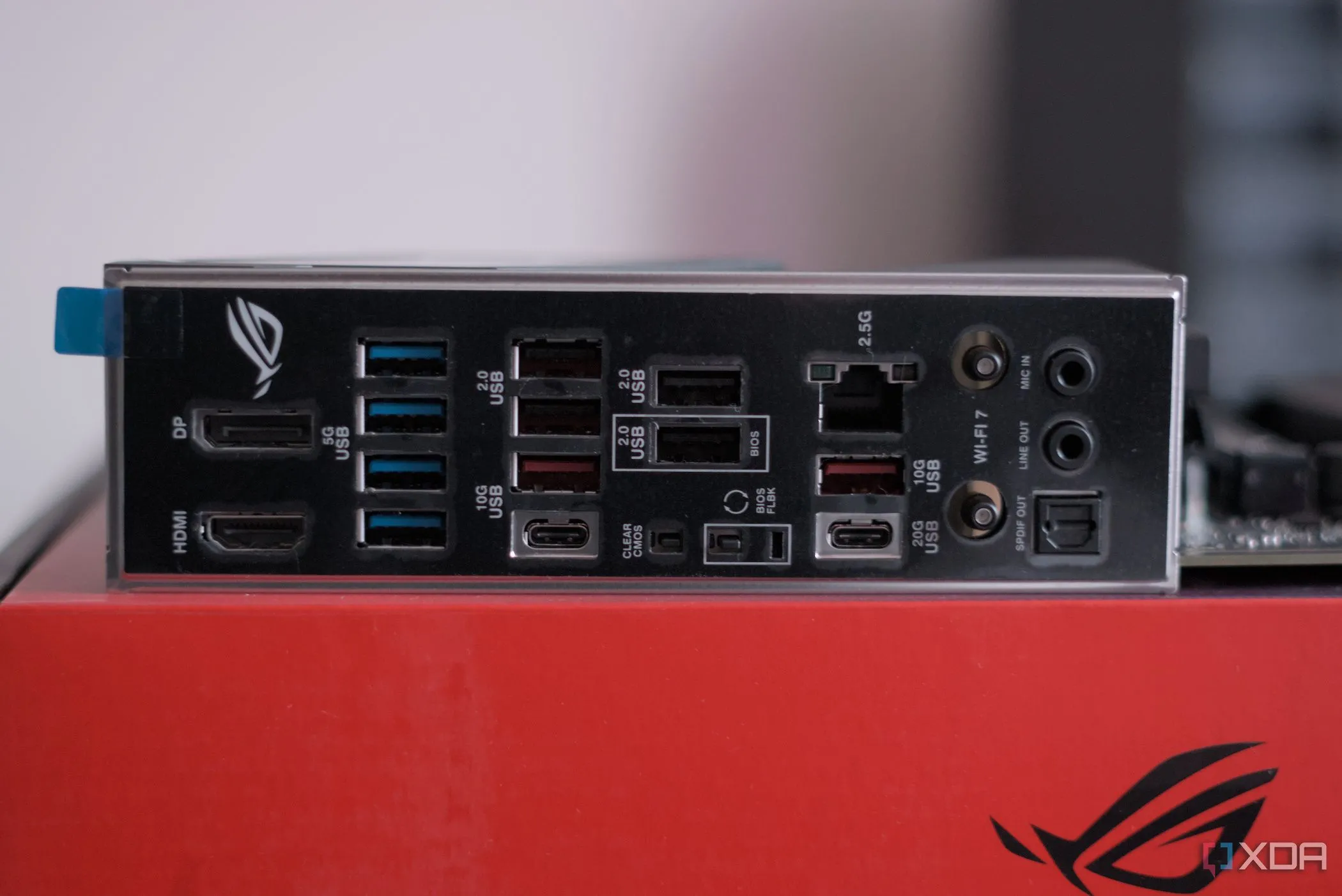 Cổng I/O phía sau của bo mạch chủ Asus ROG Strix B850-F Gaming WiFi