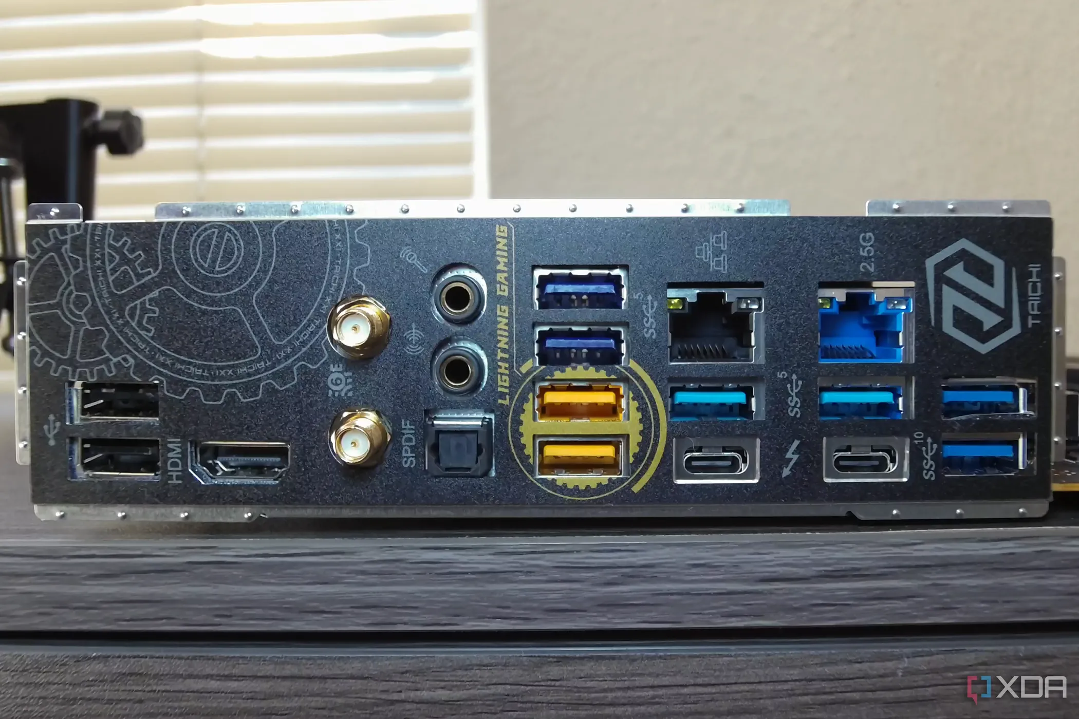 Cổng I/O phía sau của bo mạch chủ Z790 Taichi Lite