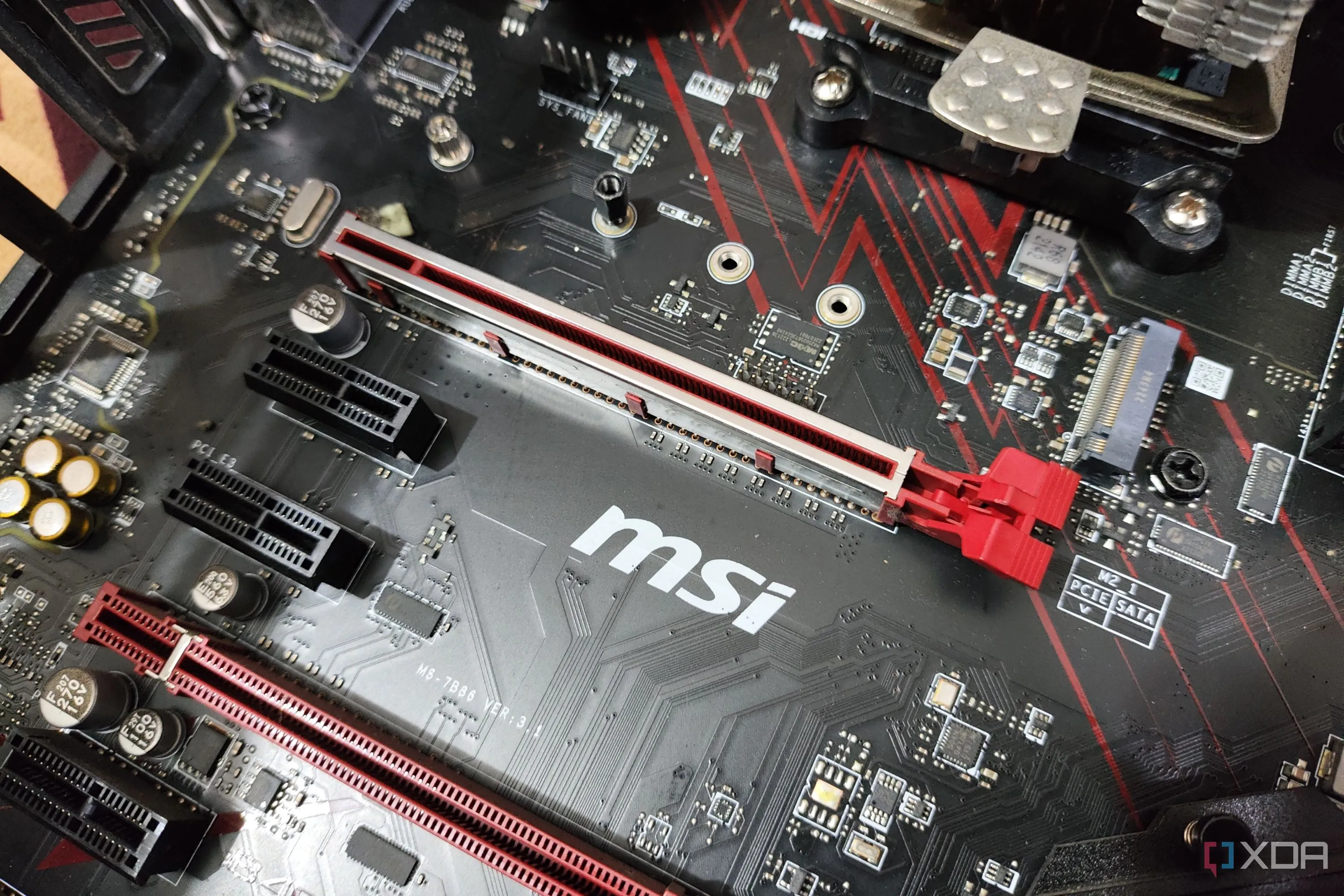 Cổng kết nối PCIe x16 trên bo mạch chủ