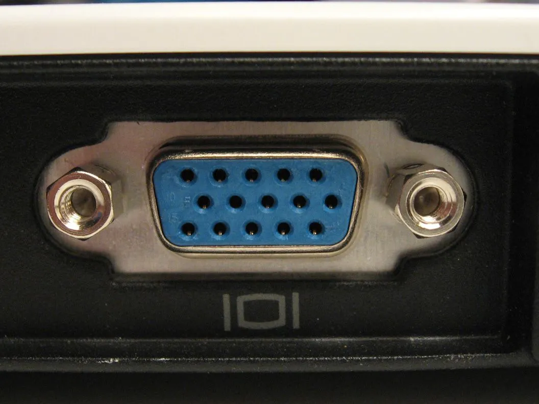 Cổng VGA (DE-15) truyền tín hiệu video analog, từng là tiêu chuẩn kết nối màn hình phổ biến