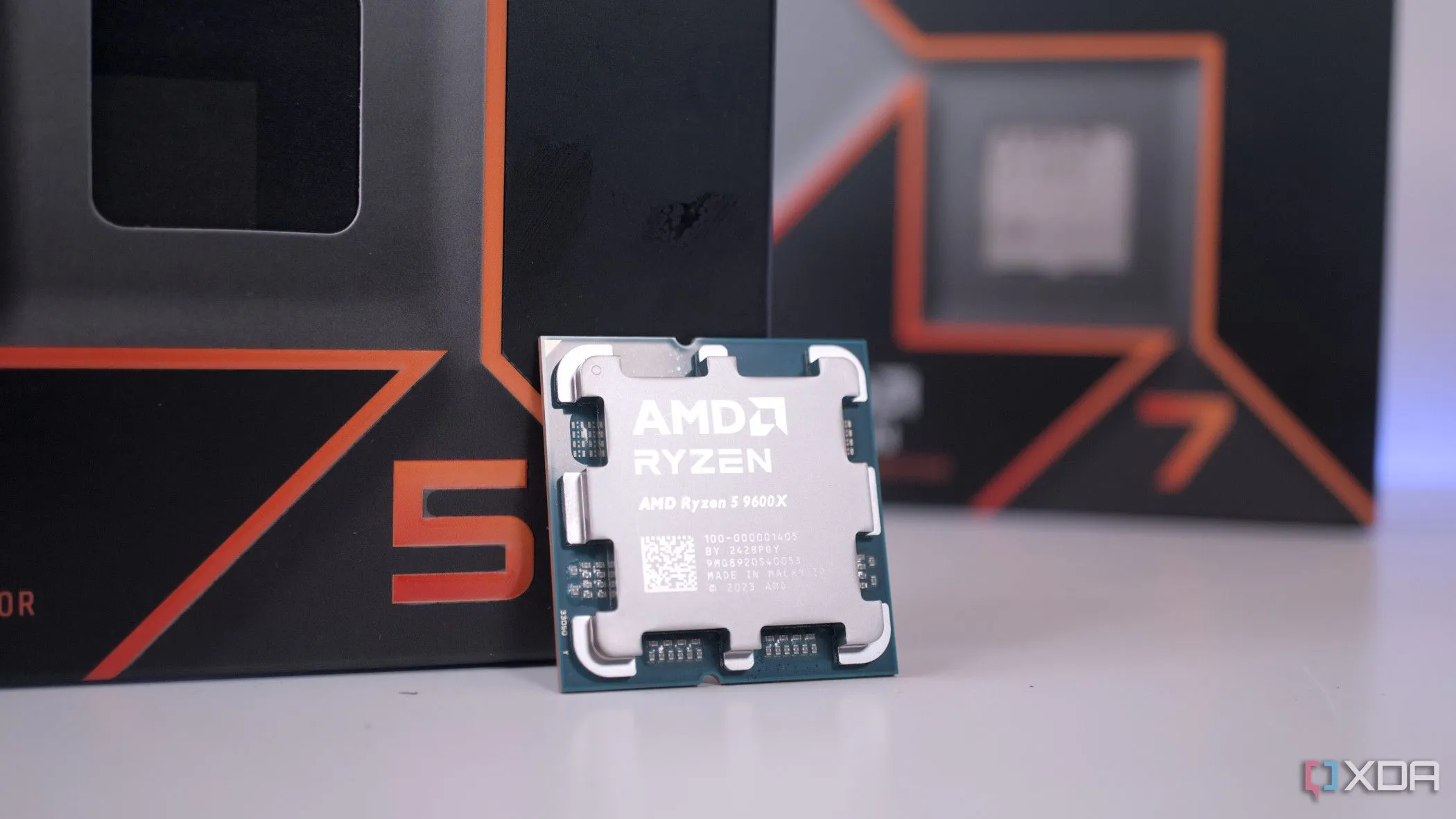 CPU AMD Ryzen 5 9600X cùng hộp Ryzen 7, thể hiện thiết kế và vị thế sản phẩm