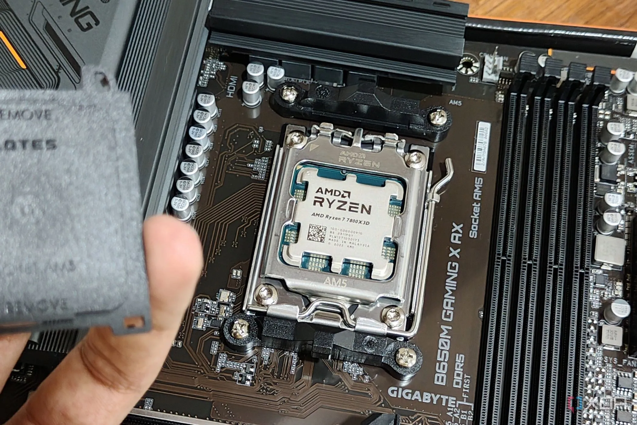 CPU AMD Ryzen 7 7800X3D được lắp trên bo mạch chủ, biểu tượng cho việc nâng cấp CPU