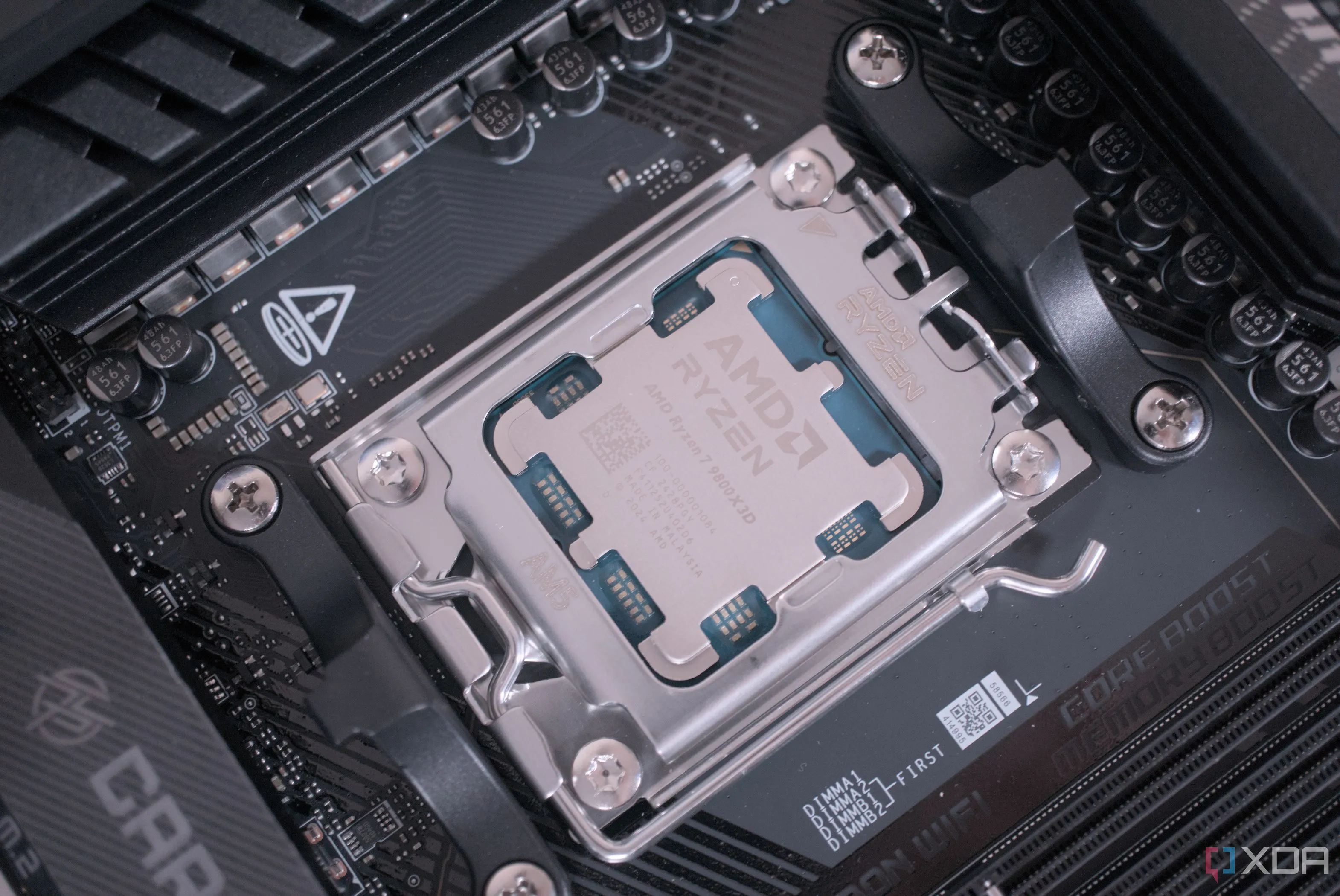 CPU AMD Ryzen 7 9800X3D được lắp đặt trên bo mạch chủ
