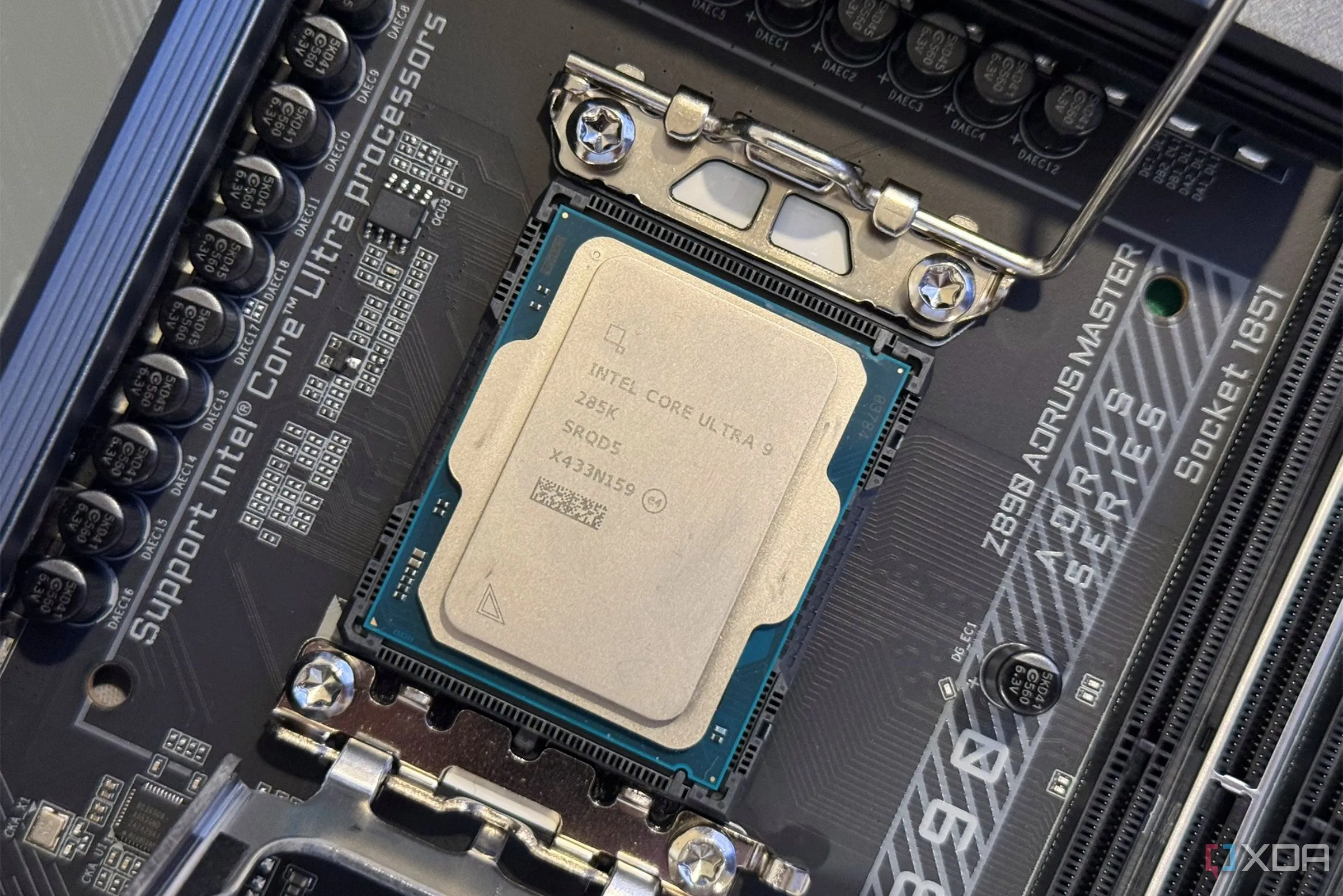 CPU Intel Core Ultra 9 285K được lắp đặt trong socket FCLGA1851 với chốt giữ mở.