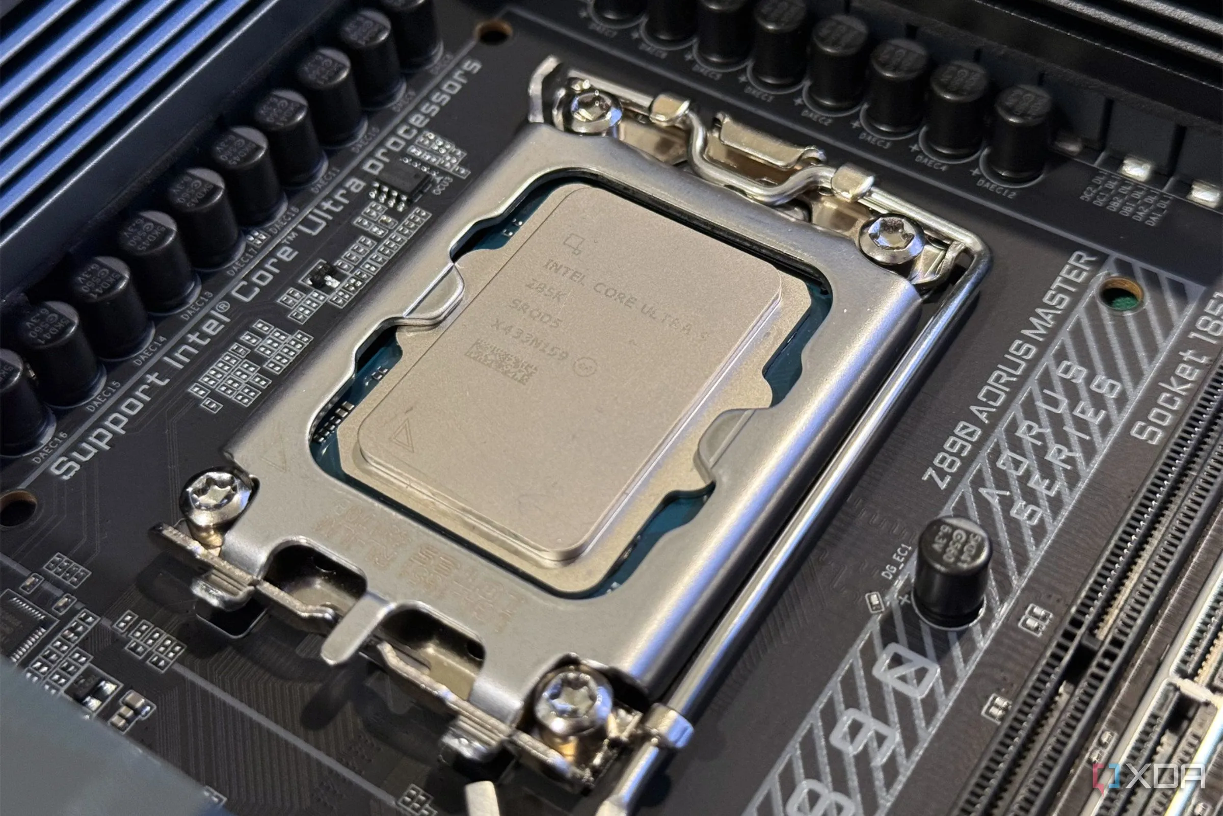 CPU Intel Core Ultra 9 285K được lắp vào socket mainboard, minh họa cho các vấn đề lỗi CPU.
