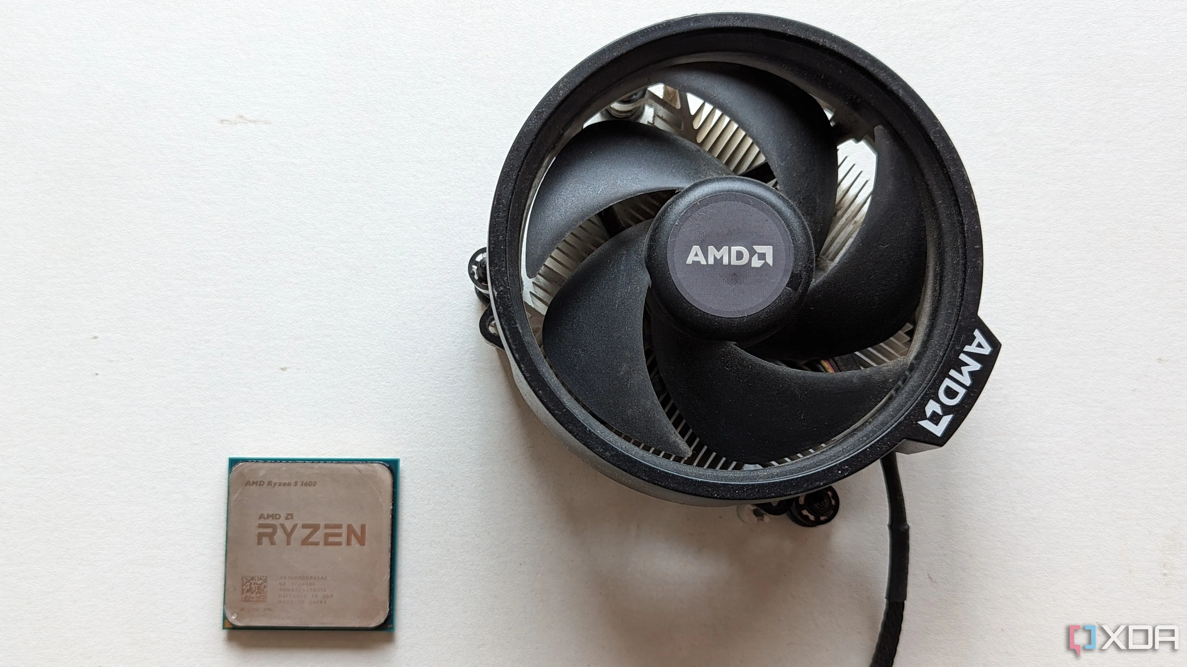 CPU Ryzen 5 1600 cạnh tản nhiệt đi kèm trên bề mặt trắng