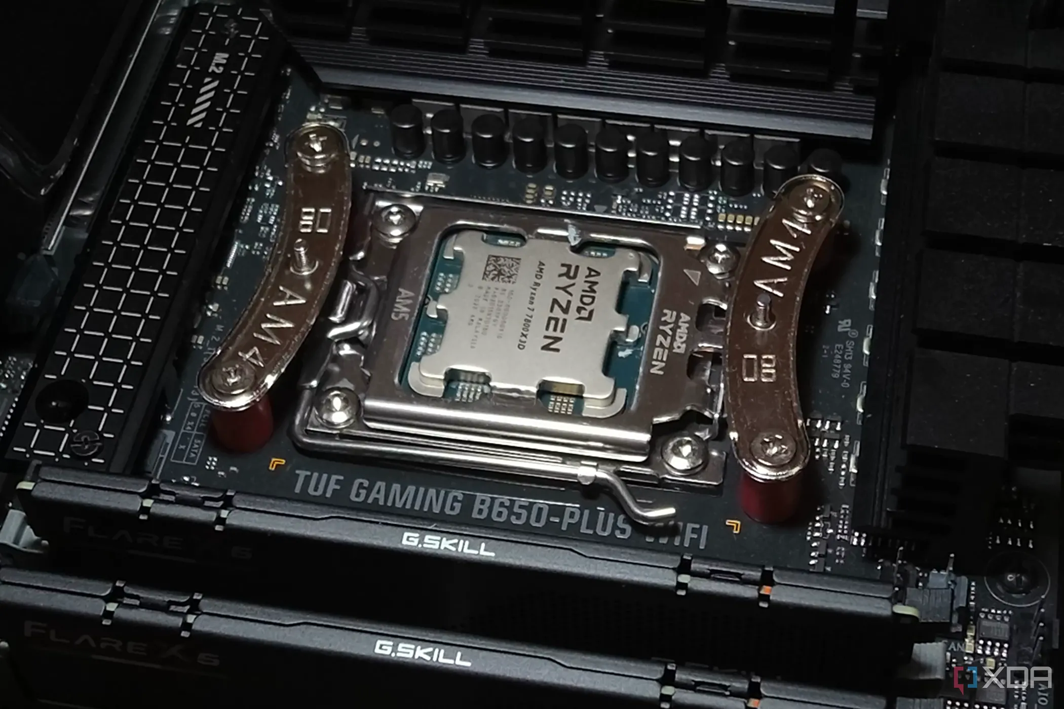 CPU Ryzen 7 7800X3D được lắp trên bo mạch chủ, thể hiện sự linh hoạt và khả năng nâng cấp của nền tảng AM5