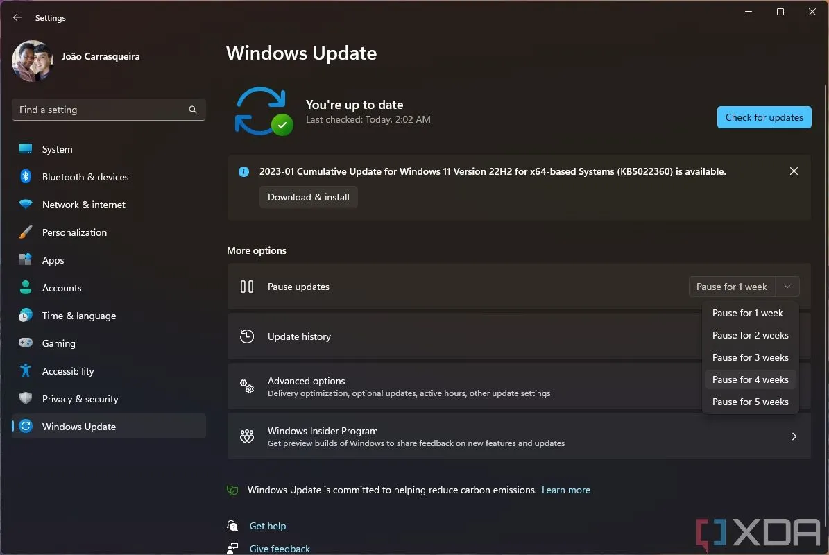 Cửa sổ Windows Update với menu thả xuống cho phép tạm dừng cập nhật