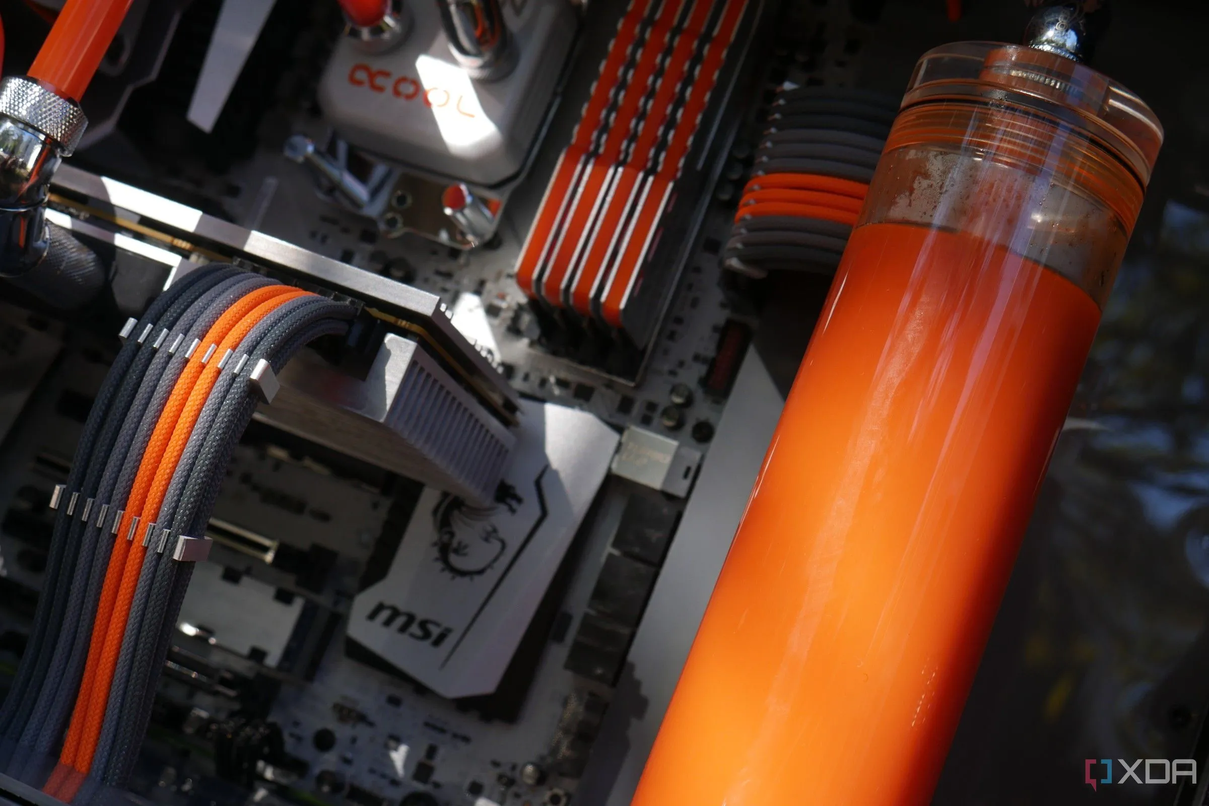 Dàn PC tản nhiệt nước tùy chỉnh với các bộ cáp bọc lưới (sleeved cables) màu sắc, tạo điểm nhấn thẩm mỹ cho hệ thống