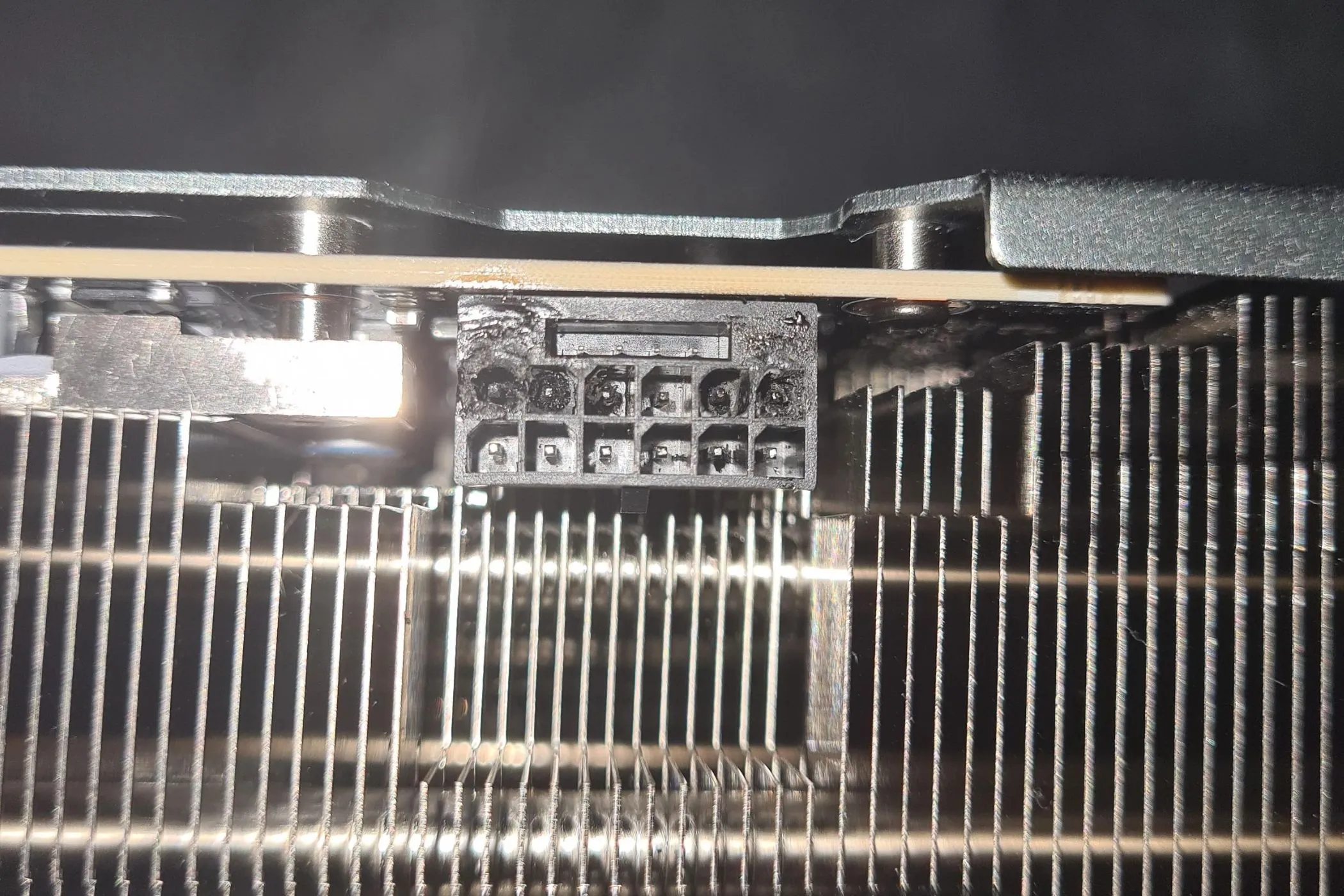 Đầu nối 12VHPWR bị cháy trực tiếp trên card đồ họa RTX 4090