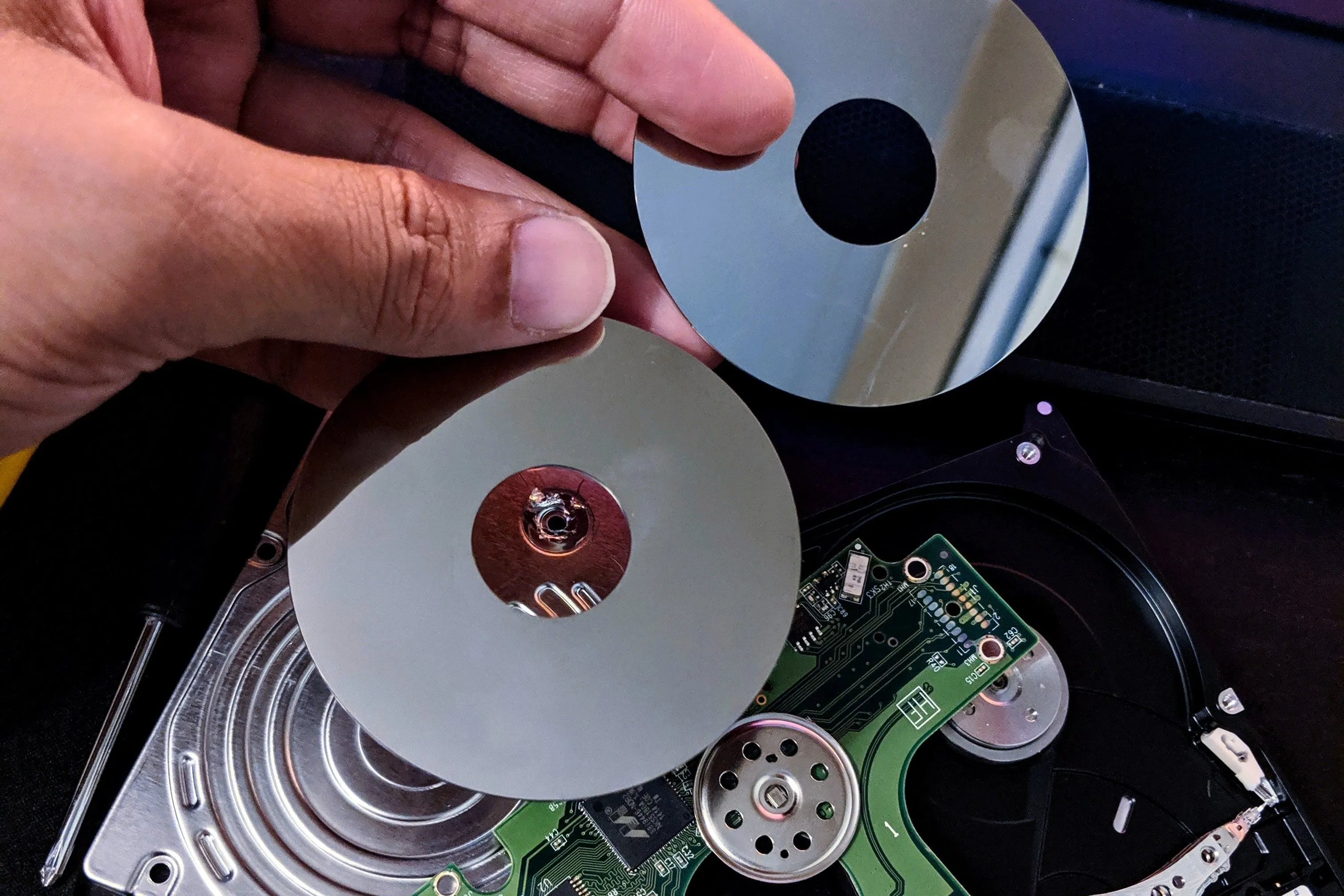 Đĩa từ và đầu đọc của ổ cứng HDD máy tính xách tay