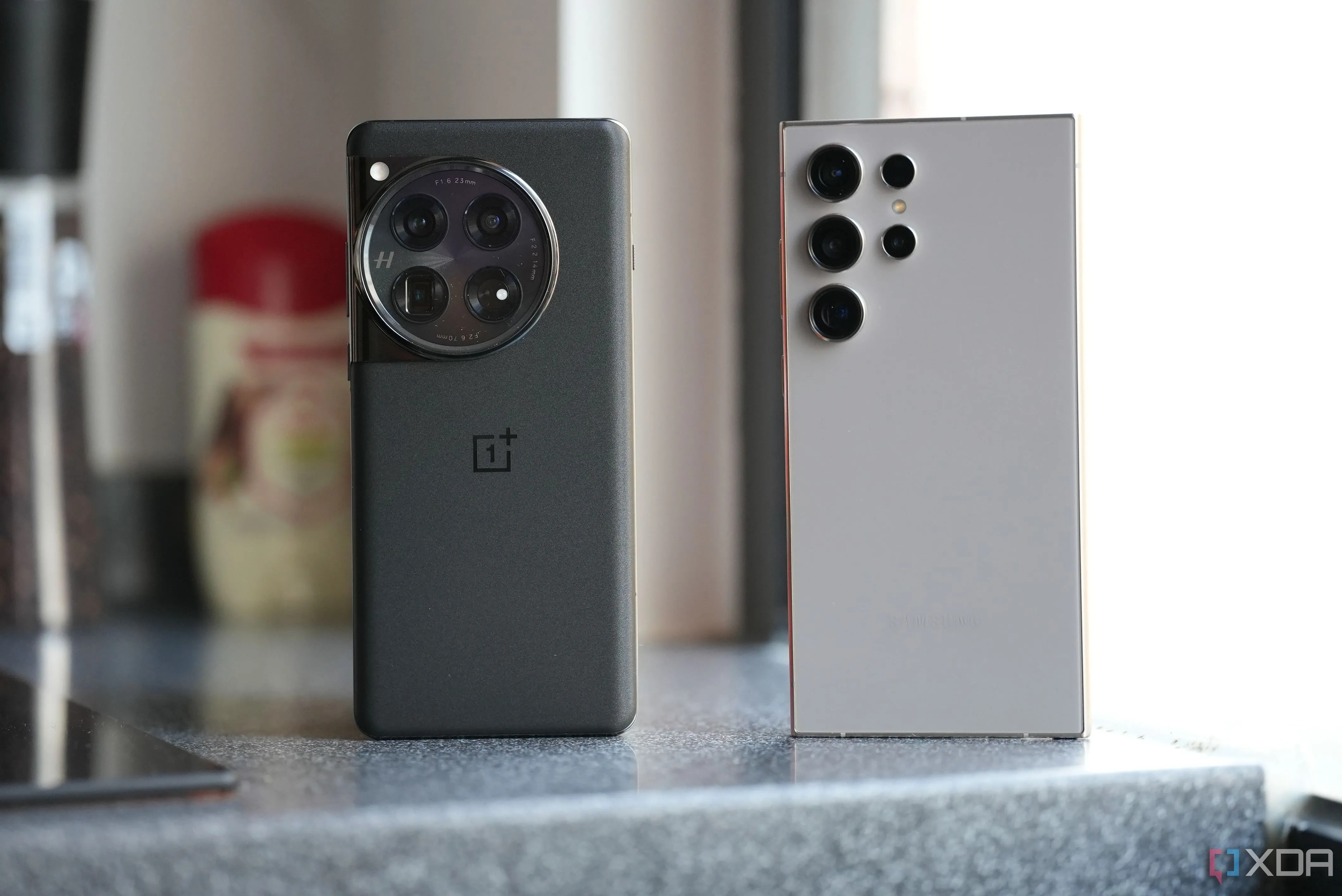 Điện thoại OnePlus 12 và Samsung Galaxy S24 Ultra đặt cạnh nhau, minh họa kết nối điện thoại Android với máy tính.