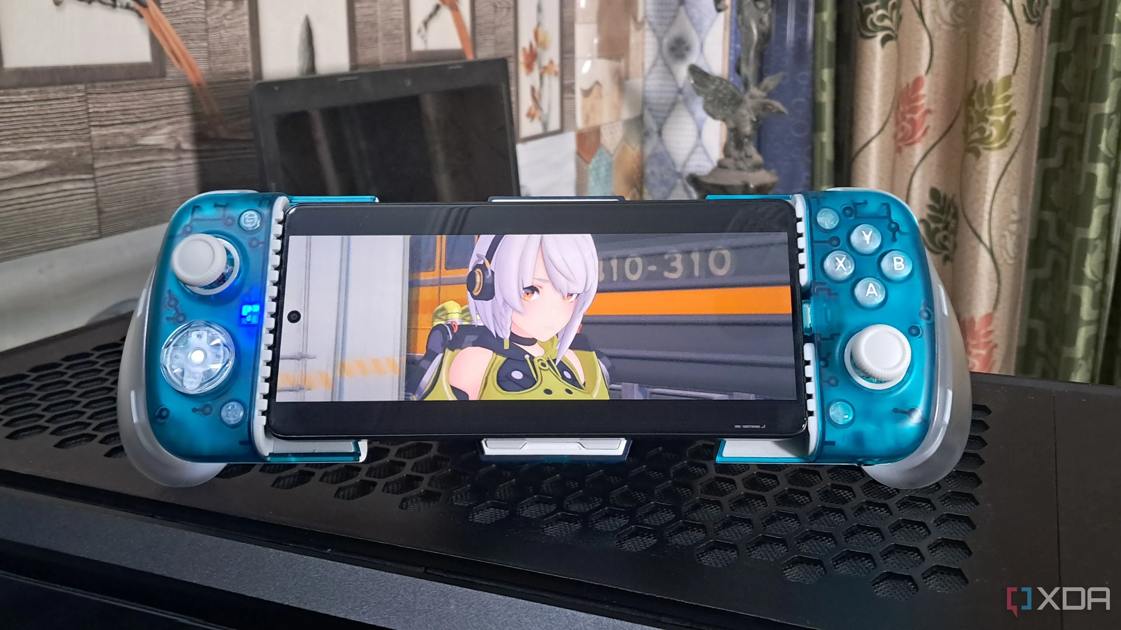Điện thoại Poco F5 kết nối tay cầm GameSir X3 Pro, minh họa trải nghiệm chơi game di động