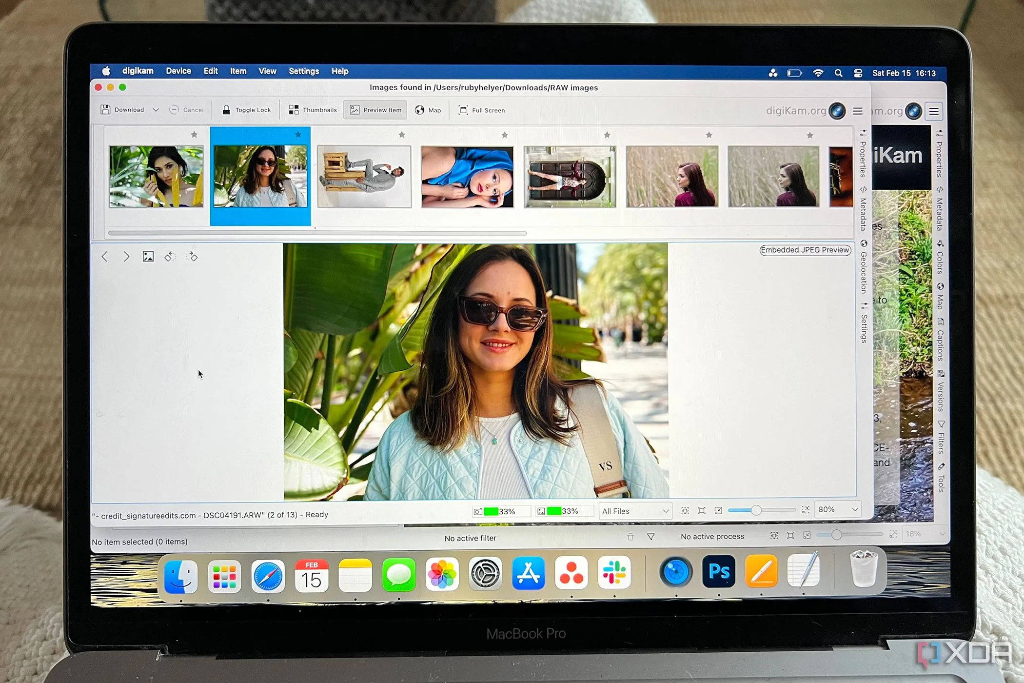 DigiKam hiển thị khả năng nhập và xử lý ảnh RAW, cho phép chỉnh sửa cơ bản các file hình ảnh chất lượng cao.