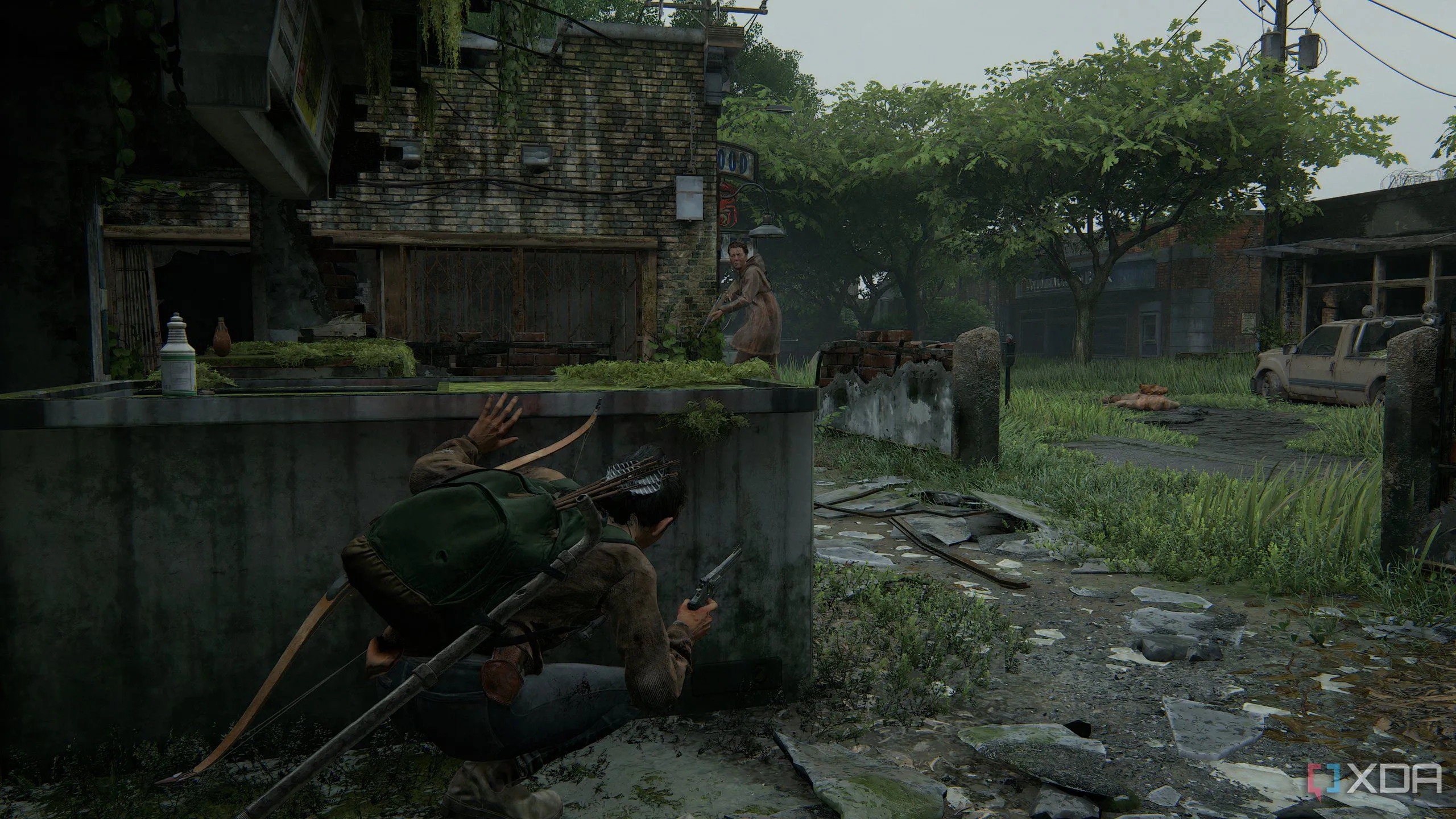 Dina ẩn nấp trong bụi rậm, quan sát kẻ thù cầm cung trong một cảnh gameplay của The Last of Us Part II Remastered trên PC.