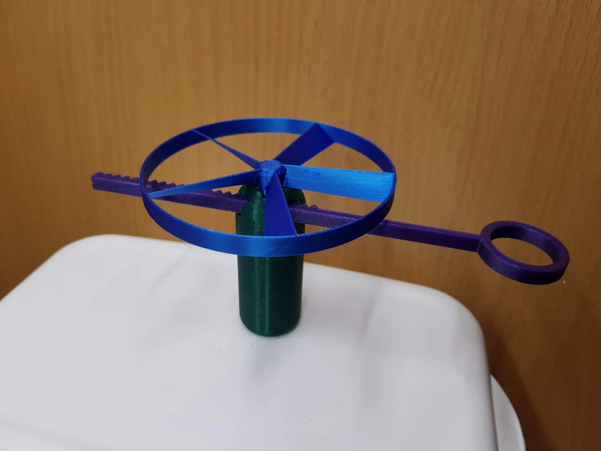 Đồ chơi cánh quạt dây kéo in 3D hoài niệm với thiết kế cổ điển