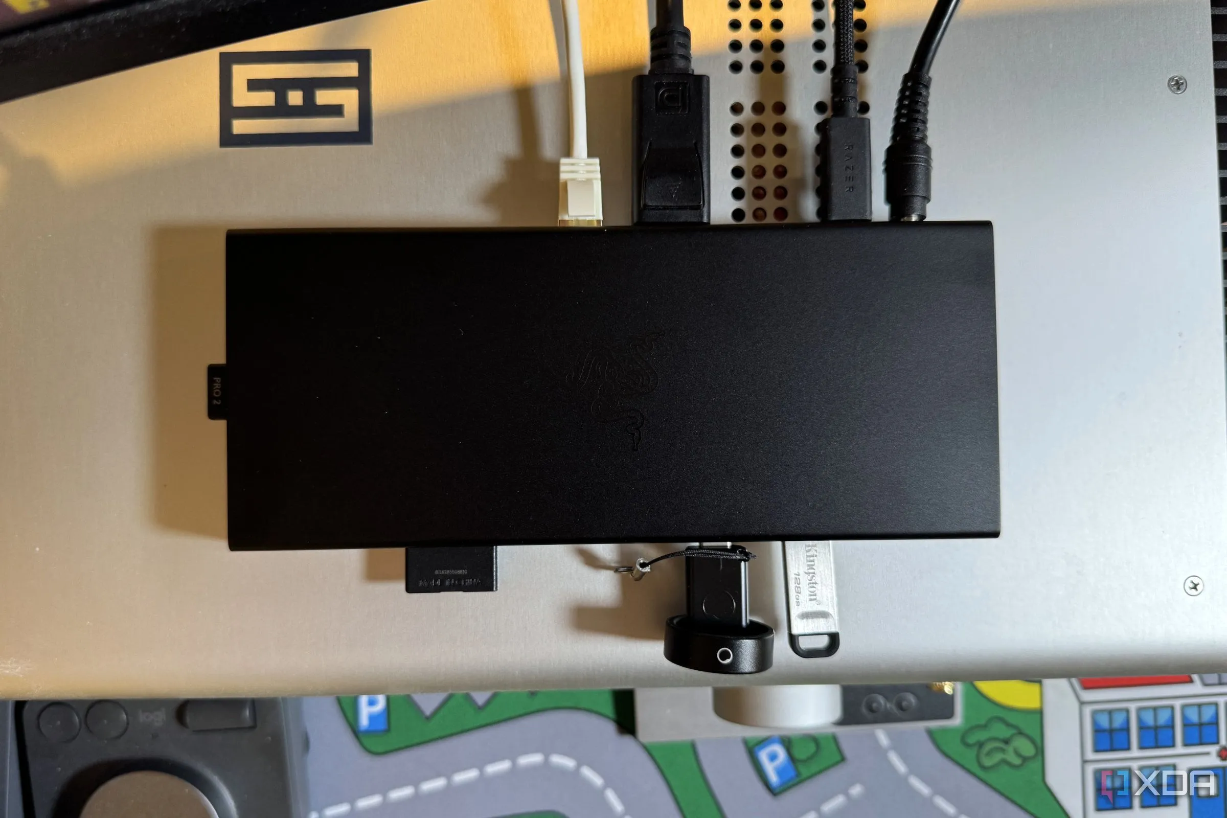 Dock USB4 Razer với nhiều cáp và thiết bị USB được cắm vào, minh họa sự cần thiết của việc quản lý cáp trên bàn làm việc