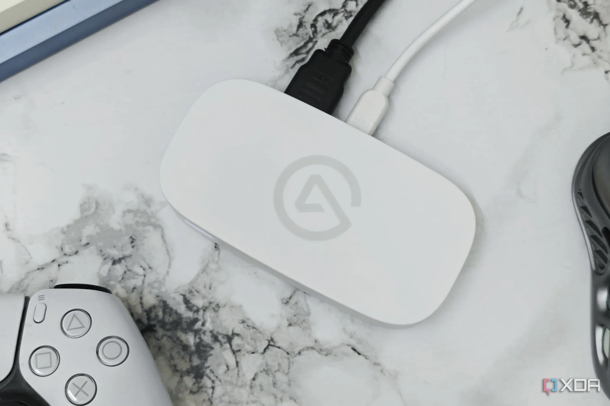 Elgato Game Capture Neo đặt trên bàn làm việc, minh họa thiết bị ghi hình tiện lợi.